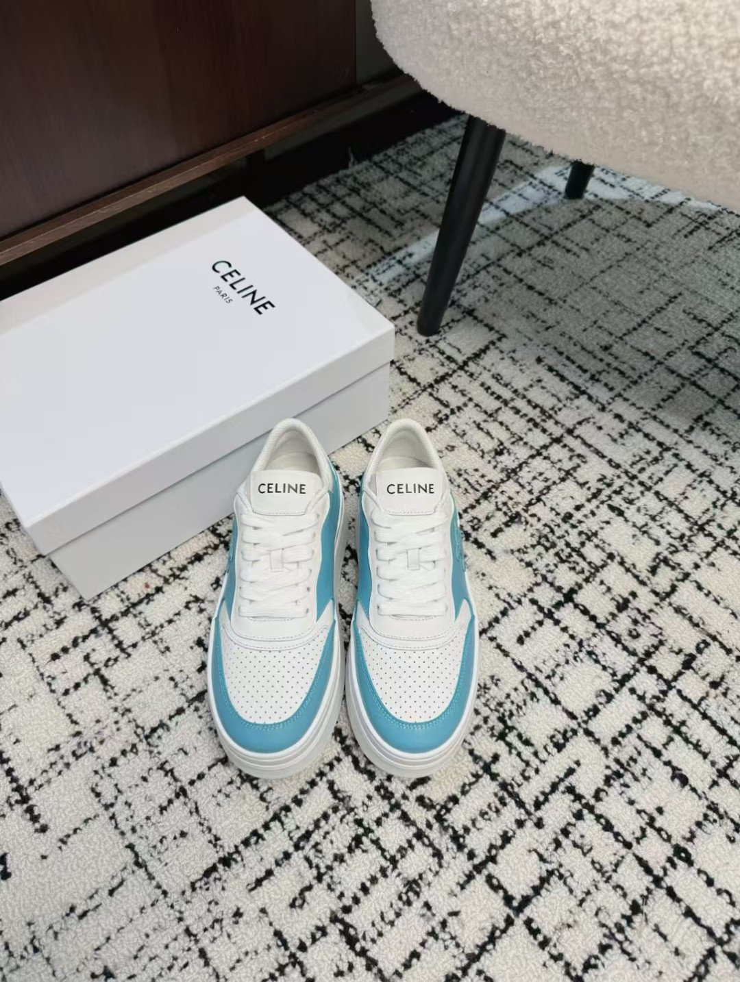 NO:165532,Purchase grade CELINE silly silly white shoes, CELINE logo thick-soled bread shoes with back top and side imprints on the shoe, 2025 spring and summer new style Arc de Triomphe logo lace, simple and comfortable, clean and neat, heightening and thin legs. Whether worn alone or with wide-leg pants, high street and retro, let’s make CELINE girls. The upper is original matte cowhide inner lining original inner lining out of the sole Tpu material Size#35-40 (40 custom made without return or exchange), casual shoes/sports shoes, celine, celine, sneakers, cowhide19860909代购级 CELINE思琳赛琳 厚底 小白鞋 鞋后帮和侧面压印CELINE标志厚底面包鞋 2025春夏新款 凯旋门徽标系带 简单舒服,干净利落,增高显腿细 无论是单穿还是搭配阔腿裤,高街又复古一起来做CELINE女孩 鞋面原版磨砂牛皮 内里原版内里 大底Tpu材质 Size#35-40（40订做不退换）,休闲鞋/运动鞋,celine,celine,sneakers,cowhide,Women's Shoes