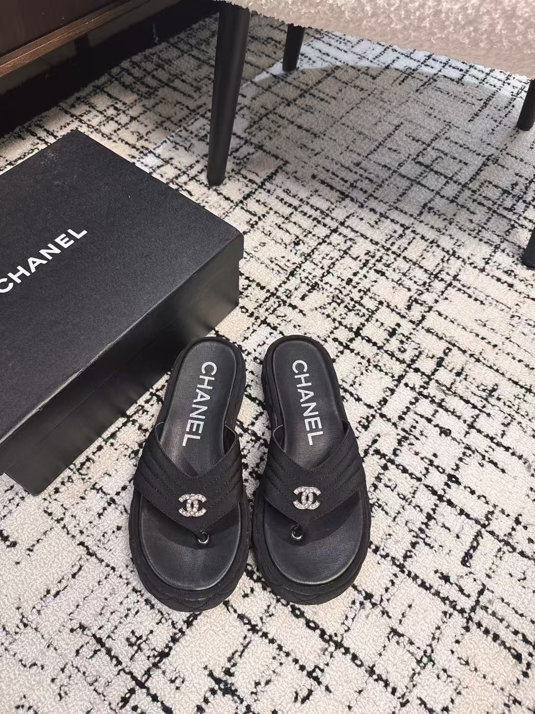 NO:166433,High-version Chanel new color scheme Thick-soled slippers Easy to wear, a must-have high-end tool shoes for summer, upper lambskin & custom denim surface, inner foot pad calfskin, original outsole Size35-39 (40 custom made without return) Slippers, sandals, slippers, chanel, sandals, slippers, cowhide, sheepskin19860909高版本 Chanel 新配色 厚底拖鞋 好穿百搭,夏日必备高端工具鞋 鞋面小羊皮&定制牛仔布面,内里垫脚小牛皮, 原版大底 Size35-39（40定做不退换） 拖鞋,凉鞋,拖鞋,chanel,sandals,slippers,cowhide,sheepskin,Women's Shoes