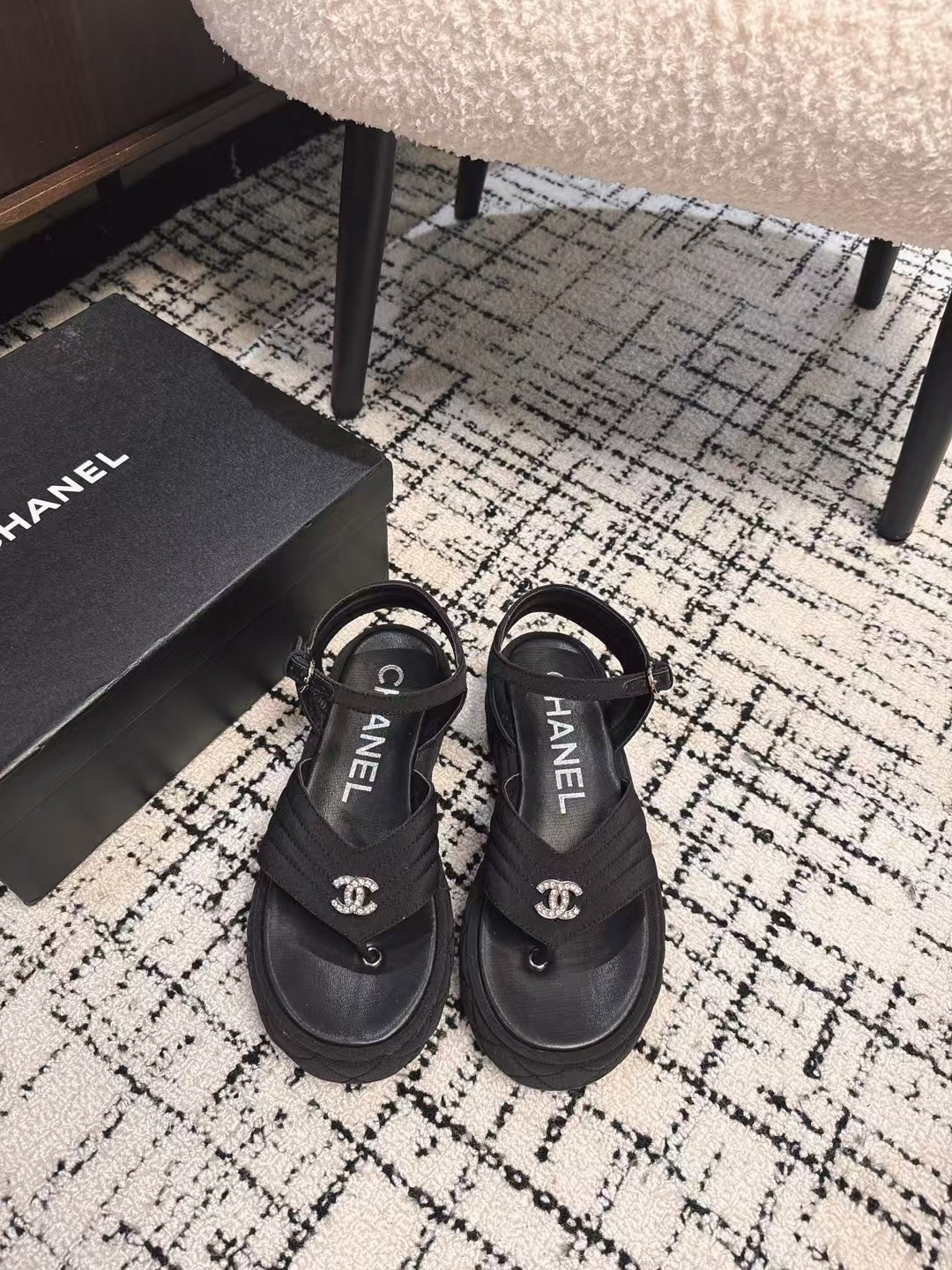 NO:166413,High-version Chanel new color, thick-soled slippers, easy to wear, must-have high-end tool shoes for summer, upper lambskin & custom denim surface, inner foot pad calfskin, original outsole Size35-39 (40 custom made without return), sandals, chanel, sandals, slippers, cowhide, sheepskin19860909高版本 Chanel 新配色 厚底拖鞋 好穿百搭,夏日必备高端工具鞋 鞋面小羊皮&定制牛仔布面,内里垫脚小牛皮, 原版大底 Size35-39（40定做不退换）,凉鞋,chanel,sandals,slippers,cowhide,sheepskin,Women's Shoes