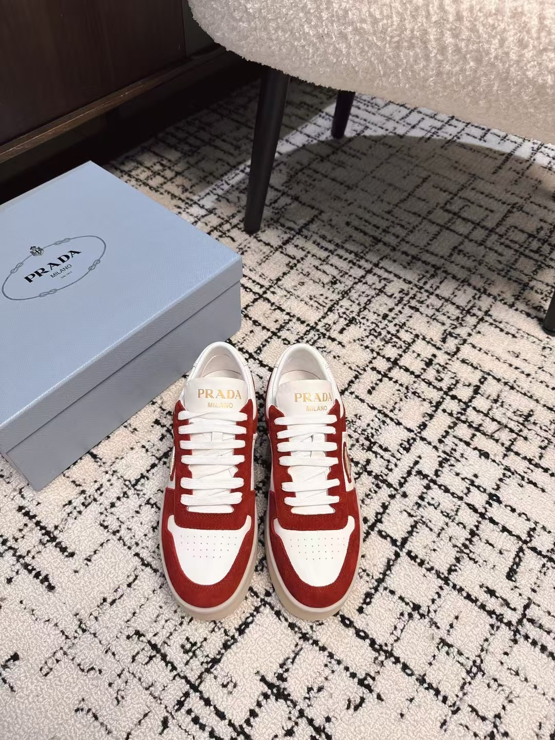 NO:165519,Prada 25ss Prada catwalk casual hits!  The catwalk style is retro and fashionable, casual and versatile, fashionable and casual, unique flavor, everyone loves and easily controls it, it will explode every year. It is enough to conquer you, wear it, casual and fashionable, both without mistakes, simple and handsome on the feet, imported wax calfskin and suede, inner inner cowhide original thick sole Size#35-41 (41 customization, no return and exchange), casual shoes/sports shoes, prada, prada, sneakers, cowhide, chamois leather19860909代购级 Prada 25ss 普拉达走秀休闲爆款！ 走秀款 复古感时髦满满 随意百搭 时尚休闲 独到味道 人人都爱也轻松驾驭 每年都会爆.足以征服你,穿上它,休闲时髦 两不失误 上脚简单帅气 面料进口蜡感小牛皮拼麂皮 内里内里牛皮 原版厚底 Size#35-41（41定制不退换),休闲鞋/运动鞋,prada,prada,sneakers,cowhide,chamois leather,Women's Shoes