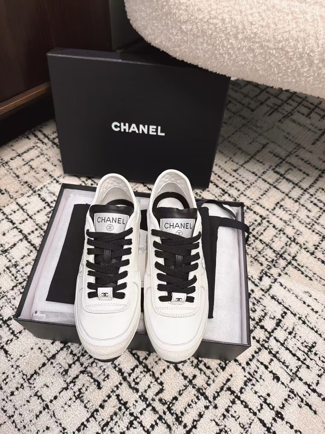 NO:165522,Women's model 1020, CHANEL Chanel 25p latest sneakers. I've really become popular recently. I was amazed as soon as I got on my feet. The comfort is simply amazing. Very delicate. Beauty and comfort coexist. It's also very versatile. It's easy to walk 10,000 or 20,000 steps without pressure. The foot feels light and breathable. Classic black and white color scheme. It's really the god of spring and summer outfits. No matter what clothes you match in everyday life, you won't make mistakes. You can mix and match them at will. Customized uppers are original full-grain cowhide cow matte inner mixed sheepskin. Sole open molding, outsize women's 35-40 (40 customization, no return or exchange) men's model 39-44, casual shoes/sports shoes, chanel, chanel, sneakers, cowhide, sheepskin19860909女款 男款十20,CHANEL香奈儿25p最新款运动鞋 最近真的火出圈啦 一上脚就被惊艳到了 舒适度简直绝了 非常秀气 美貌与舒适并存 还特别百搭 穿上轻松暴走一两万步没压力 脚感轻盈且透气 经典的黑白配色 真的是春夏穿搭的神 日常不管搭配什么衣服都不会出错 随意混搭也能美美的 鞋面定制原版全粒面牛皮牛磨砂内里混种羊皮 鞋底开模成型大底Size女35-40（40定制不退换）男款39-44,休闲鞋/运动鞋,chanel,chanel,sneakers,cowhide,sheepskin,Women's Shoes