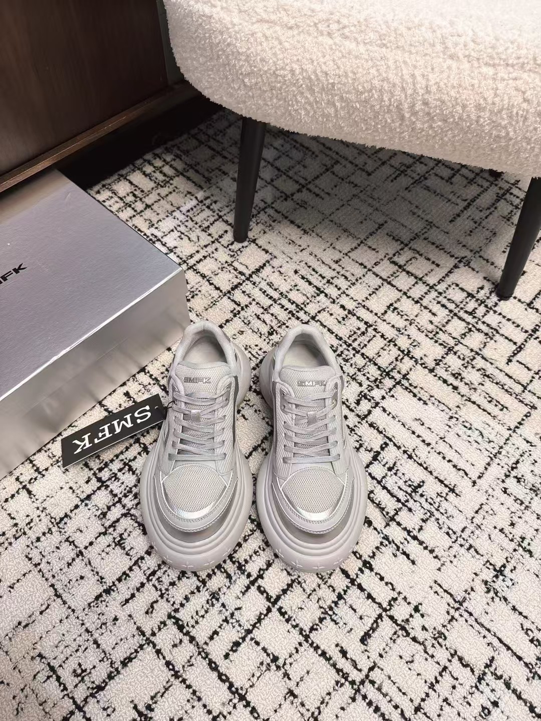 NO:238589,chane* 25ss Chanel single shoes early autumn series is available, this season's Xiangjia small hit!  I really love it at first sight, the classic color combination is perfect!  It is really unique and is the biggest highlight of this shoe. It is eye-catching but not exaggerated. It is super cool everyday. It is super versatile no matter whether it is paired with pants, sweatshirts or skirts. It looks good no matter how you wear it. The more you look at it, the more you like it! Imported sheepskin upper, mixed-bred sheepskin inner, outsole, leather soles Size#35-40 (40 customized, no return or exchange), casual shoes/sports shoes, chanel, chanel, chanel, chanel, sneakers, hoodie, sweatshirts, skirts, sheepskin, Leather soles19860909chane* 25ss 香奈儿 单鞋 早秋系列火爆上新,这一季香家小爆款！ 真的一眼爱了,经典拼色完美搭配！ 真的超级有个性,是这款鞋子最大的亮点,醒目而不浮夸的设计,超日常超酷, 无论搭配裤子卫衣或裙子都超级百搭,怎么穿都好看,越看越喜欢! 鞋面进口羊皮 内里混种羊皮  大底真皮大底 Size#35-40（40 订做不退换）,休闲鞋/运动鞋,chanel,chanel,chanel,sneakers,hoodie,sweatshirts,skirts,sheepskin,Leather soles,Women's Shoes