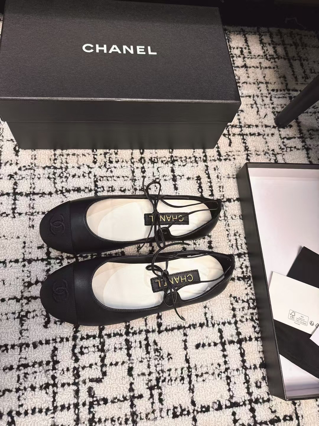 NO:238619,chane* 25ss Chanel single shoes early autumn series is available, this season's Xiangjia small hit!  I really love it at first sight, the classic color combination is perfect!  It is really unique and is the biggest highlight of this shoe. It is eye-catching but not exaggerated. It is super cool everyday. It is super versatile no matter whether it is paired with pants, sweatshirts or skirts. It looks good no matter how you wear it. The more you look at it, the more you like it! Imported sheepskin upper, mixed-bred sheepskin inner, outsole, leather soles Size#35-40 (40 customized, no return or exchange), single shoes, chanel, chanel, chanel, hoodie, sweatshirts, skirts, sheepskin, Leather soles19860909chane* 25ss 香奈儿 单鞋 早秋系列火爆上新,这一季香家小爆款！ 真的一眼爱了,经典拼色完美搭配！ 真的超级有个性,是这款鞋子最大的亮点,醒目而不浮夸的设计,超日常超酷, 无论搭配裤子卫衣或裙子都超级百搭,怎么穿都好看,越看越喜欢! 鞋面进口羊皮 内里混种羊皮  大底真皮大底 Size#35-40（40 订做不退换）,单鞋,chanel,chanel,chanel,hoodie,sweatshirts,skirts,sheepskin,Leather soles,Women's Shoes