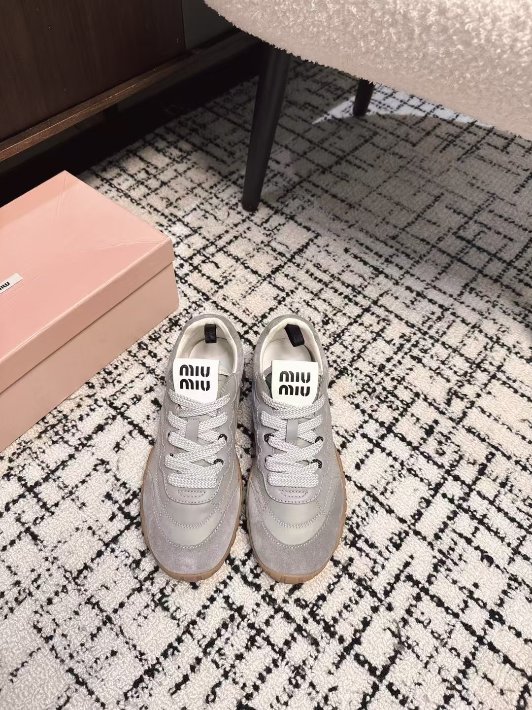 NO:238583,Dongguan purchasing grade (official website synchronous box packaging) MiuMiu 25ss Spring and summer new style cookie shoes Forrest Gump shoes casual sneakers Miumiu latest hits Avant-garde and bold design, Miu Miu style is integrated with the simple lines of this thick-soled canvas sneaker, the chic logo is decorated on the tongue and back of the shoe, embellished with retro design, adding iconic elements!  Thick sole design defines avant-garde modern style. Original custom fabric/beef velvet. Original imported soft lamb wool. Original open mold-proof rubber outsole. Size#35-40 (40 customization without return or exchange), casual shoes/sports shoes, miumiu, sneakers19860909东莞代购级（官网同步盒包装） MiuMiu 缪缪 25ss 春夏新款 饼干鞋 阿甘鞋休闲运动鞋 miumiu最新爆款 前卫大胆的设计,Miu Miu风格融于此款厚底帆布运动鞋的简约线条, 别致徽标饰于鞋舌与背面,点缀复古设计,平添标志性元素！厚底设计定义前卫的现代风格 面料原版定制布料/牛反绒 内里原版进口柔软羊羔毛 鞋底原版开模防滑橡胶大底 Size#35-40（40定制不退换）,休闲鞋/运动鞋,miumiu,sneakers,Women's Shoes