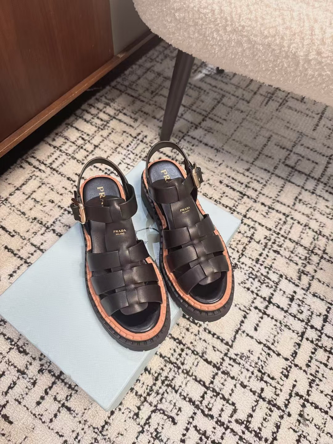 NO:238624,Dongguan Purchase Level (Sync on the official website) Prada Prada Spring and Summer New Jagged Roman Weaving Thick-soled Rubber Sandals Retro Fashionable and Avant-garde Wheeled 5mm Thick-soled Sole with Leather Upper Make the whole pair of shoes light and comfortable. Bright colors satisfy a variety of choices for fashionable people in different styles!  The logo logo is matched with the ancient beach sandals, and every design element is on the trendy point!  Size#35-40 (40 custom made without return or exchange), sandals, prada, prada, sandals19860909东莞代购级（官网同步） prada普拉达春夏新款锯齿罗马编织厚底橡胶凉鞋 复古时髦前卫的轮齿5mm 厚底鞋底搭配皮质鞋面 让整双鞋轻便舒适 鲜艳色彩 满足不同风格时髦人士的多种选择！ 标志Logo标搭配古沙滩凉鞋造型,每一个设计元素都踩在时髦点上！ Size#35-40（40定做不退换）,凉鞋,prada,prada,sandals,Women's Shoes