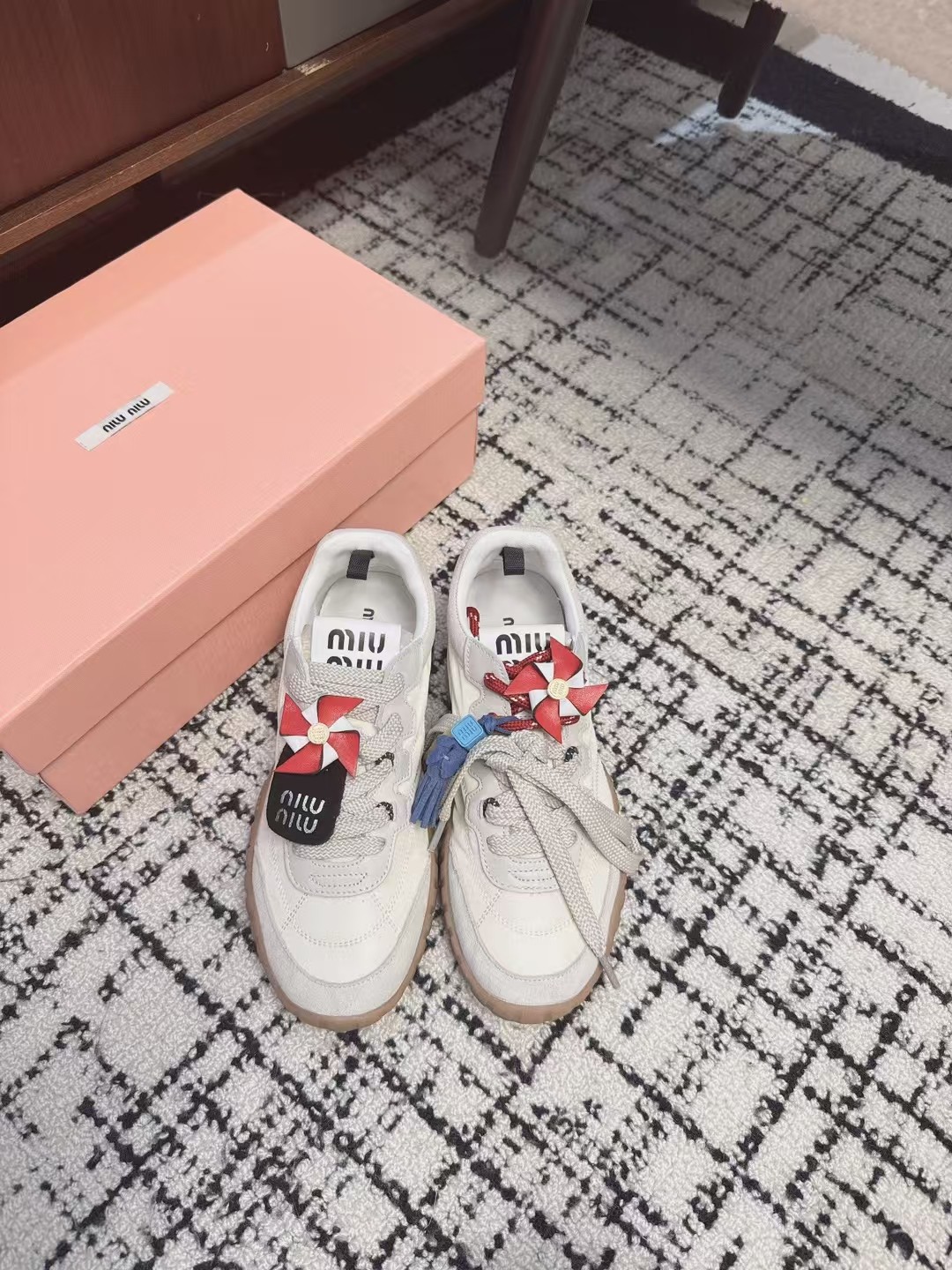 NO:238592,Dongguan purchasing grade with buttons 70 (synchronized on the official website) MiuMiu 25ss Spring and summer new style cookie shoes Forrest Gump shoes casual sneakers Miumiu latest hits Avant-garde and bold design, Miu Miu style is integrated with the simple lines of this thick-soled canvas sneaker, the chic logo is decorated on the tongue and back of the shoe, embellished with retro design, adding iconic elements!  Thick sole design defines avant-garde modern style. Original custom fabric/beef velvet. Original imported soft lamb wool. Original open mold-proof rubber outsole. Size#35-40 (40 customization without return or exchange), casual shoes/sports shoes, miumiu, sneakers19860909东莞代购级 配扣子70（官网同步） MiuMiu 缪缪 25ss 春夏新款 饼干鞋 阿甘鞋休闲运动鞋 miumiu最新爆款 前卫大胆的设计,Miu Miu风格融于此款厚底帆布运动鞋的简约线条, 别致徽标饰于鞋舌与背面,点缀复古设计,平添标志性元素！厚底设计定义前卫的现代风格 面料原版定制布料/牛反绒 内里原版进口柔软羊羔毛 鞋底原版开模防滑橡胶大底 Size#35-40（40定制不退换）,休闲鞋/运动鞋,miumiu,sneakers,Women's Shoes