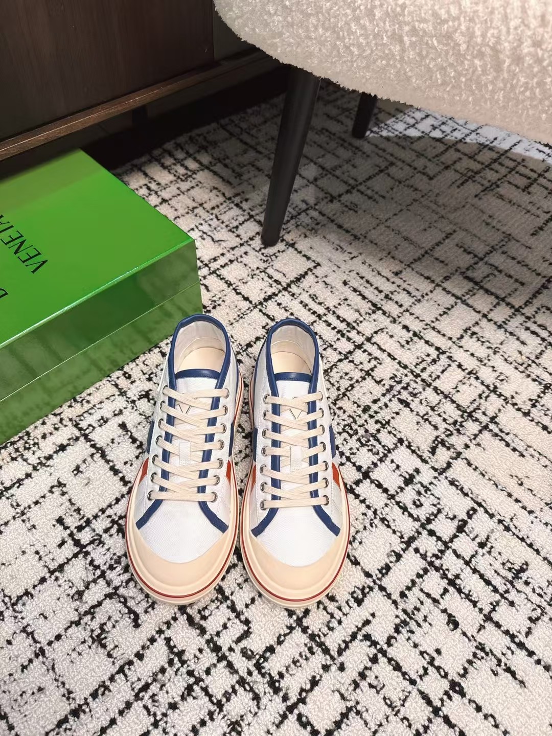 NO:238601,Purchase grade BOTTEGA VENETA BV25ss The new retro Eliot sneakers are now on the market! BV's new Eliot is inspired by retro basketball shoes, and the childlike colors are youthful and energetic! The same style for men and women, you can wear couple shoes. The whole shoe is breathable and comfortable, the canvas upper is light, and the upper and splicing are wrapped in soft and luxurious sheepskin inlay. The red line on each shoe is hand-painted, which is more tasteful and attitude! Size35-40 (40 custom made without return and exchange), casual shoes/sports, bottega veneta, bottega veneta, bottega veneta, sneakers, sheepskin19860909代购级 BOTTEGA VENETA BV25ss 新款复古Eliot运动鞋上市即封神! BV全新的 Eliot以复古篮球鞋为设计灵感,童趣 的色彩焕发青春活力!男女同款,可以做情侣鞋穿着哦 整个鞋子透气舒适,帆布鞋面自重轻盈,鞋帮和拼接处以柔软奢华的羊皮镶嵌包裹 每只鞋边的红线均为手工绘画,更具品味与态度喔! Size35-40（40订做不退换）,休闲鞋/运动鞋,bottega veneta,bottega veneta,sneakers,sheepskin,Women's Shoes