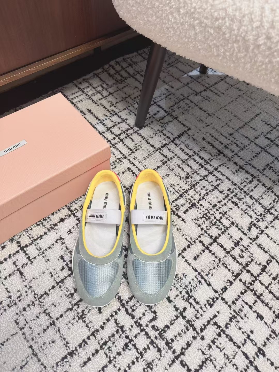 NO:238612,Purchase grade (newly upgraded original model opening) MiuMiu 25ss Spring and summer new style cookie shoes Forrest Gump shoes casual sneakers Miumiu latest hits Avant-garde and bold design, Miu Miu style is integrated with the simple lines of this thick-soled canvas sneaker, the chic logo is decorated on the tongue and back of the shoe, embellished with retro design, adding iconic elements!  Thick sole design defines avant-garde modern style. Original custom fabric/beef velvet. Original imported soft lamb wool. Original open mold-proof rubber outsole. Size#35-40 (40 customization without return or exchange), casual shoes/sports shoes, miumiu, sneakers19860909代购级(全新升级原版开模） MiuMiu 缪缪 25ss 春夏新款 饼干鞋 阿甘鞋休闲运动鞋 miumiu最新爆款 前卫大胆的设计,Miu Miu风格融于此款厚底帆布运动鞋的简约线条, 别致徽标饰于鞋舌与背面,点缀复古设计,平添标志性元素！厚底设计定义前卫的现代风格 面料原版定制布料/牛反绒 内里原版进口柔软羊羔毛 鞋底原版开模防滑橡胶大底 Size#35-40（40定制不退换）,休闲鞋/运动鞋,miumiu,sneakers,Women's Shoes