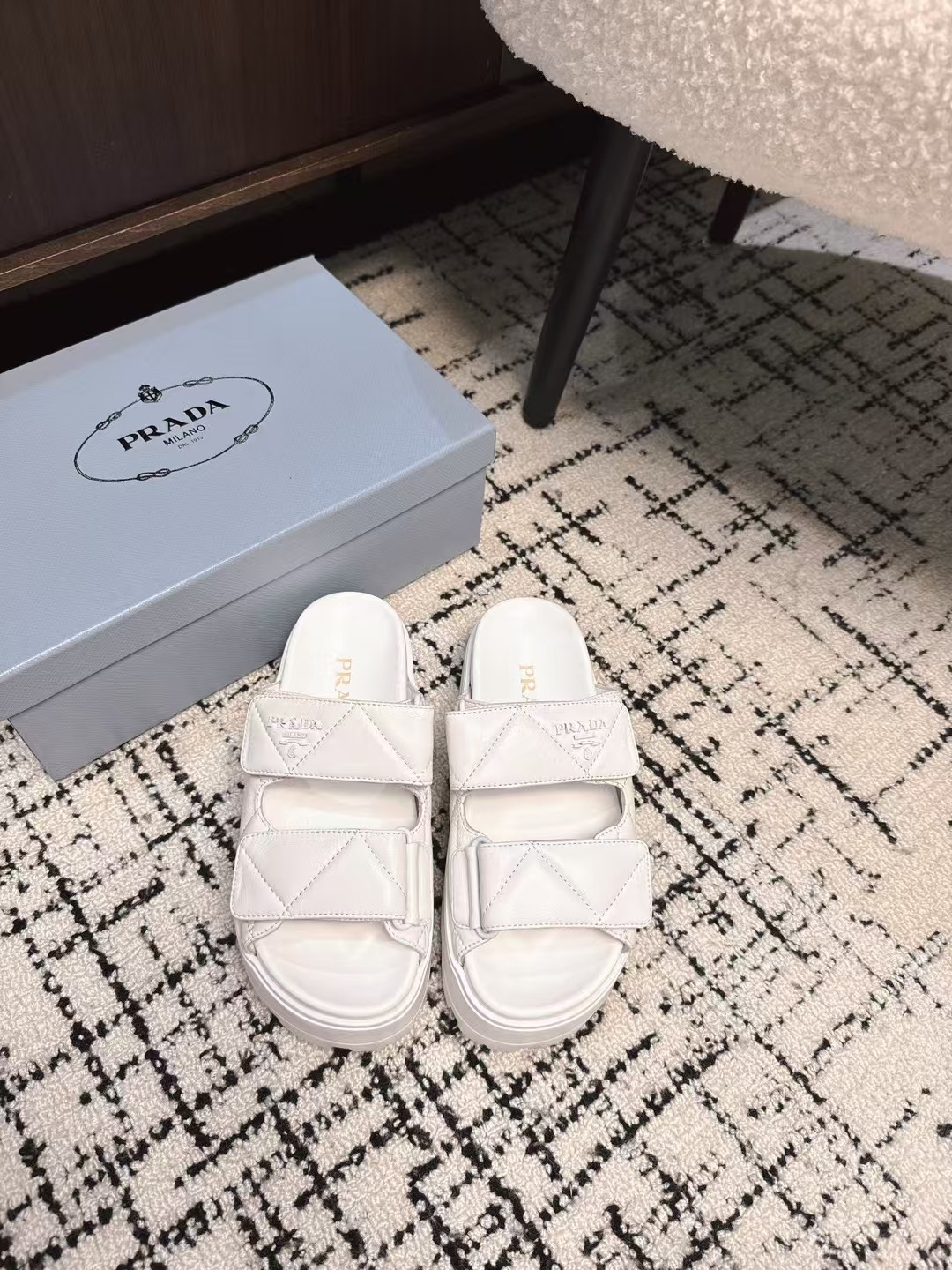 NO:238597,Prada 2025 spring and summer new sandals Roman thick-soled Velcro sandals Slippers Latest catwalk style, classic upgrades Comfort and fashionable coexist. Each color matches are good, design matches different styles. Original custom cowhide cowhide. Lift: Original custom sheepskin lining, cowhide, footbed, original unsole mold-opening and anti-slip sole Shoe size: 35-40, slippers, prada, prada, sandals, slippers, cowhide, sheepskin19860909Prada 普拉达2025春夏新款凉鞋 罗马厚底魔术贴凉鞋 拖鞋 最新走秀款,经典升级 舒适度与时髦度并存 每个颜色搭配都好看,设计搭配不同风格需求 鞋面原版定制牛皮 内里: 原版定制羊皮内里,牛皮 垫脚 大底原版开模防滑大底 鞋码: 35-40,拖鞋,prada,prada,sandals,slippers,cowhide,sheepskin,Women's Shoes