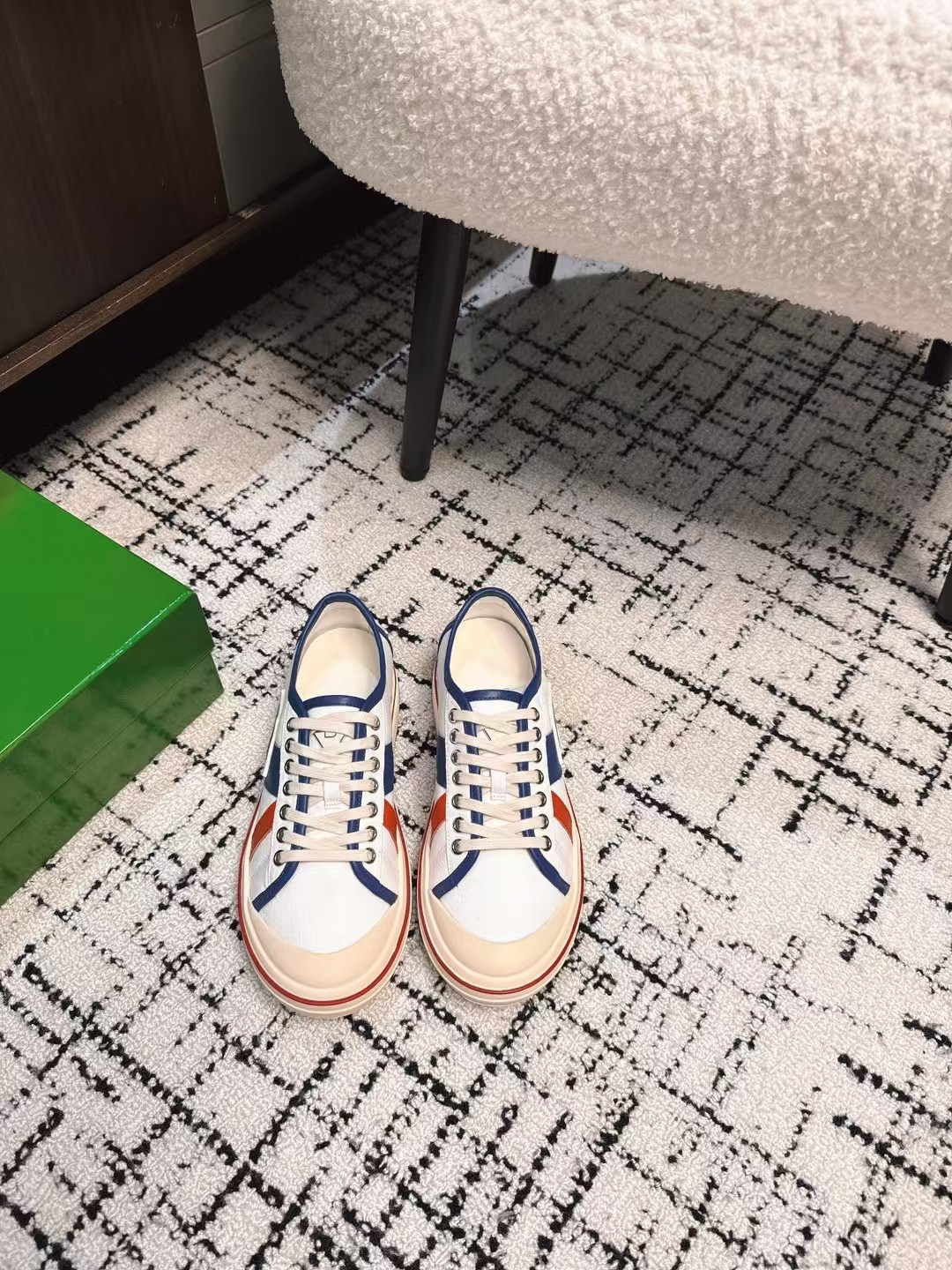 NO:238614,Purchase grade (low top) (high top) BOTTEGA VENETA BV25ss The new retro Eliot sneakers are now on the market! BV's new Eliot is inspired by retro basketball shoes, and the childlike colors are youthful and energetic! The same style for men and women, you can wear couple shoes. The whole shoe is breathable and comfortable, the canvas upper is lightweight, and the upper and splicing are wrapped in soft and luxurious sheepskin inlay. The red line on each shoe is hand-painted, which is more tasteful and attitude! Size35-40 (40 custom made without return or exchange), casual shoes/sports, bottega veneta, bottega veneta, sneakers, sheepskin19860909代购级（低帮）(高帮） BOTTEGA VENETA BV25ss 新款复古Eliot运动鞋上市即封神! BV全新的 Eliot以复古篮球鞋为设计灵感,童趣 的色彩焕发青春活力!男女同款,可以做情侣鞋穿着哦 整个鞋子透气舒适,帆布鞋面自重轻盈,鞋帮和拼接处以柔软奢华的羊皮镶嵌包裹 每只鞋边的红线均为手工绘画,更具品味与态度喔! Size35-40（40订做不退换）,休闲鞋/运动鞋,bottega veneta,bottega veneta,sneakers,sheepskin,Women's Shoes