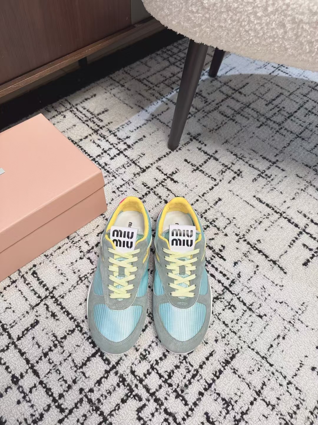 NO:238616,Purchase grade Miu Miu 25ss Spring and summer new show MiuMiuMiu De training Casual shoes Show craftsmanship comes from the details of the Miu Miu series New season trend elements 1 Contrary to the concept of the love at this moment, diverse and conveying modern style~ It looks good no matter how you wear it this summer fashionista favorite, not very comfortable to wear, super comfortable to wear, imported fabric, breathable mesh, inner lining original inner lining, outsole original sole Size# women 35-40 (40 custom made, no return or exchange), casual shoes/sports shoes, miumiu, sneakers19860909代购级 Miu Miu 25ss 春夏新款走秀MiuMiu 德训 休闲鞋 秀场工艺来自Miu Miu系列的细节特写 新季的潮流要素一 与此刻挚爱的概念,多元对撞,传达现代风格~ 怎么穿都好看今夏时髦精最爱 看起来不怎么舒服 上脚超级舒服 面料进口对版透气网布 内里原版内里 大底原版鞋底 Size#女35-40（40订做不退换）,休闲鞋/运动鞋,miumiu,sneakers,Women's Shoes