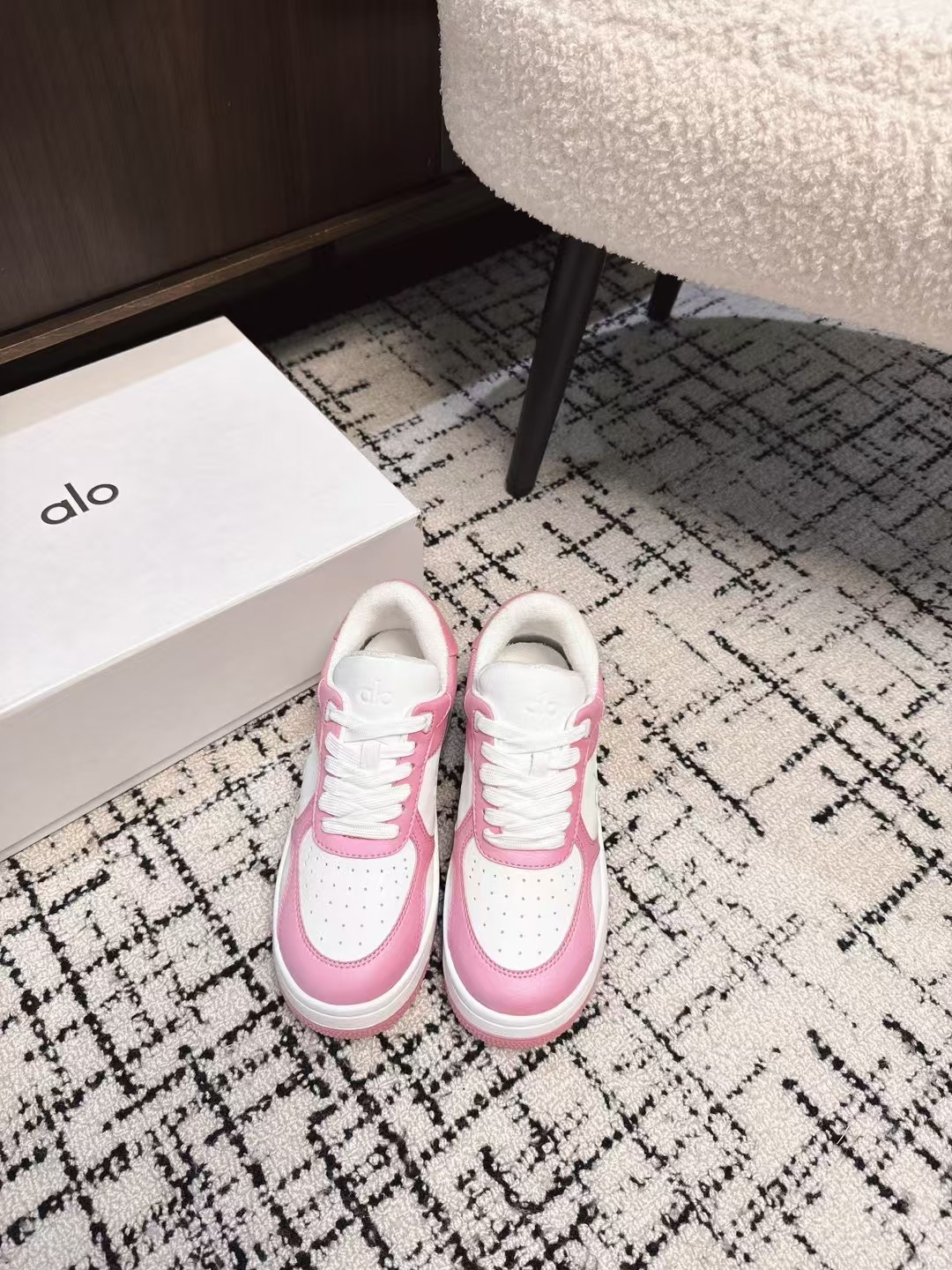 NO:238618,Purchase grade alo25s new spring and summer style color-blocking white shoes thick-soled comfortable and casual style alo understands girls better than Nike!  Super versatile!  And super comfortable!  It's a thick bottom but it's not heavy at all on the feet!  Very lightweight!  It looks better when putting on socks!  And it is recommended by celebrities. It is a model that increases your legs and makes your legs look thinner!  Super suitable for us small girls~ the shoes are also a classic color-blocking and contrasting design with the delicate leather texture on the upper!  !  Material cowhide, inner li sheep, outsole pure natural rubber outsole Size#35-40 (40 custom made without return or exchange), casual shoes/sports shoes, sneakers, cowhide19860909代购级 alo25s 春夏新款 拼色小白鞋厚底舒适休闲款 alo比耐克更懂女生！上脚超级百搭！而且超级舒适！是厚底款但是上脚一点都不沉重！ 非常轻便！套上袜套搭配更好看！而且还是明星同款推荐～上脚增高显腿细！ 超级适合我们小个子女生～鞋子整体也是经典的拼色撞色设计搭配鞋面细腻的真皮纹路肌理感！！ 材质牛皮 内里羊里 大底纯天然橡胶大底 Size#35-40（40定制不退换）,休闲鞋/运动鞋,sneakers,cowhide,Women's Shoes