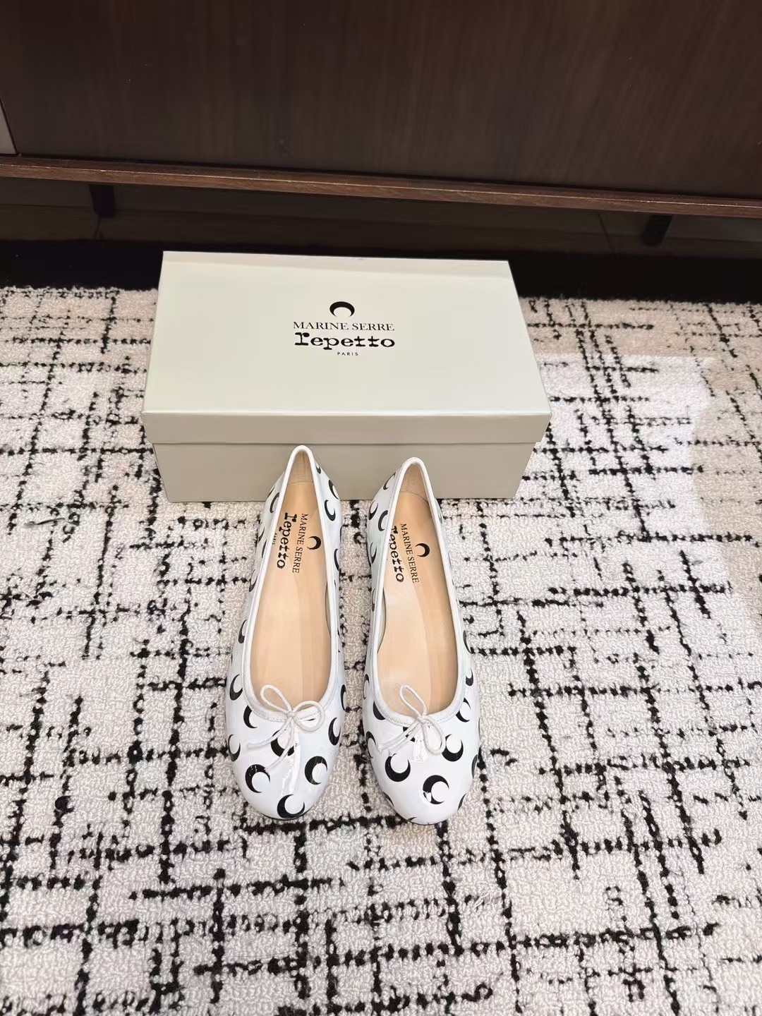 NO:238613,Purchasing grade Marine serre x Repetto co-branded style Crescent print shallow mouth Small thick-heeled ballet shoes Single shoes The toe and insole are printed with the moon logo!  It feels comfortable and slimming on your feet. It looks good with whatever you want!  Fairies, limited edition, original model, open-moon craft cowhide (market version is made of the moon on the outside, wrong version) inner foot pad sheepskin, original leather sole, Size#35-39 (custom made of 40), ballet shoes, cowhide, sheepskin, Leather soles19860909代购级 Marine serre x Repetto 联名款 月牙印花浅口 小粗跟芭蕾舞鞋 单鞋 鞋头和鞋垫里面都印了月亮的标志！ 上脚脚感舒适显瘦 配啥啥好看哈！仙女们冲 限量款 鞋面原版开模月亮工艺牛皮（市场版本是把月亮做在外面不对版）内里垫脚羊皮 鞋底原版真皮大底 Size#35-39（40订做）,芭蕾舞鞋,cowhide,sheepskin,Leather soles,Women's Shoes