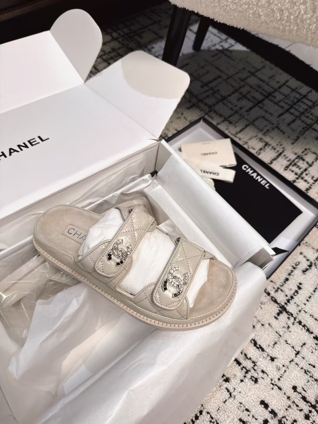 NO:238600,Purchase grade slippers Sandals 350 (official website sync box packaging) CHANEL 25ss Spring and summer beach slippers Sandals Series Chanel The king of domestic and foreign counters is out of stock. I finally got it after searching all the domestic counters. I was so surprised when I saw the real thing when I opened the box. I liked it so much. I called on my best friends to group to buy and grab it, and it was rising. I was named by major bloggers. I really love it. I am invincible and beautiful. It looks like a variety of combinations. I wear it at will. It is very convenient to wear Velcro. It is very convenient to hold. This series is now available for sale!  Original materials, imported cowhide, special hardware buckle, exclusive mold opening custom logo, Italian leather outsole, Size#35-41 (40 41 custom made, no return or exchange), slippers, chanel, chanel, sandals, slippers, cowhide, Leather soles19860909代购级拖鞋 凉鞋350（官网同步盒包装） CHANEL 25ss 春夏沙滩拖鞋 凉鞋 系列 香奈儿 国内国外专柜断货王,找遍国内专柜心心念念终于到手 第一眼开箱看到实物让我太惊讶了,太喜欢了呼吁闺蜜们组团购买疯抢度蹭蹭蹭上涨 被各大博主点名沙滩拖鞋真的是超级爱了,上脚无敌好看简直万种搭配,随意穿搭拿捏的稳稳的,魔术贴f穿着非常方便 hold的各种穿搭场合,本系列现已登陆发售！ 原厂材料,进口牛皮 专用五金扣 独家开模定制logo 意大利真皮大底 Size#35-41（40 41订做不退换）,拖鞋,chanel,chanel,sandals,slippers,cowhide,Leather soles,Women's Shoes