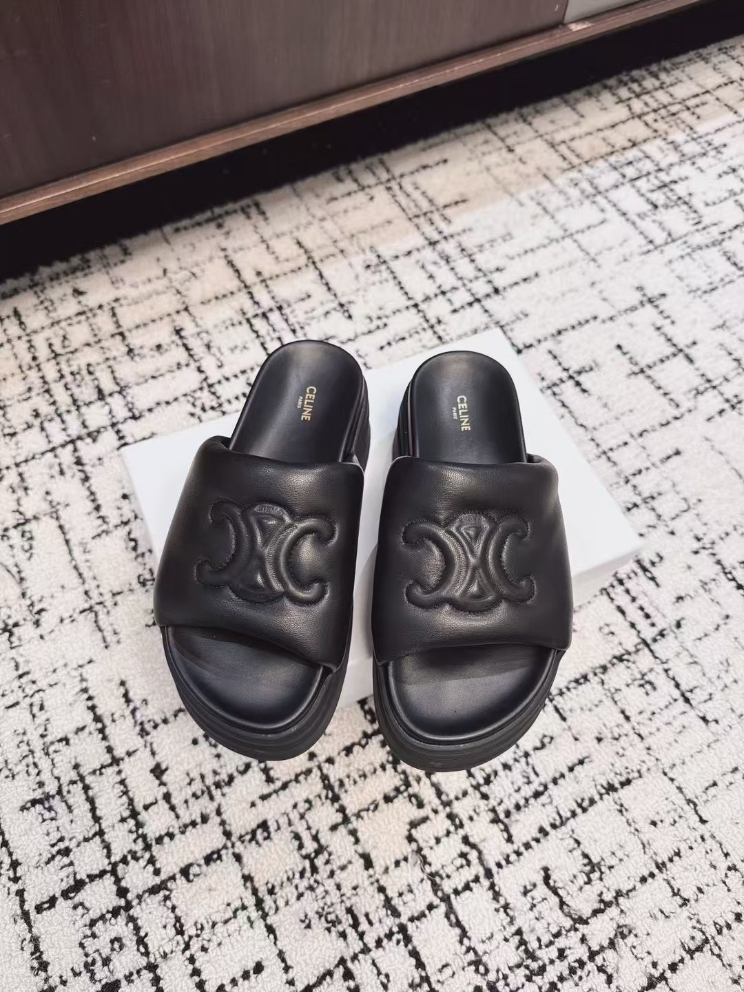 NO:238603,Purchase level Celine Arc de Triomphe 25ss Spring and summer new style slippers Full of high-end feel, Internet celebrity ins grass planting artifact, very retro style, full of aura, very novel design style, high-end and very comfortable. Height enhancement artifact The imprinted celine logo highlights the brand charm Fabric original sheepskin/weave logo/wool inner sheepskin Outsole original outsole Size#35-40 (customized for 40), slippers, celine, celine, slippers, sheepskin19860909代购级 Celine 赛琳 凯旋门 25ss 春夏新款 拖鞋 高级感十足 网红ins种草神器、非常复古风、气场十足单品、设计风格非常新颖、高档且非常舒适. 增高神器 压印celine标志彰显品牌魅力 面料原版羊皮/织带logo/毛内里羊皮 大底原版大底 Size#35-40（40定做）,拖鞋,celine,celine,slippers,sheepskin,Women's Shoes