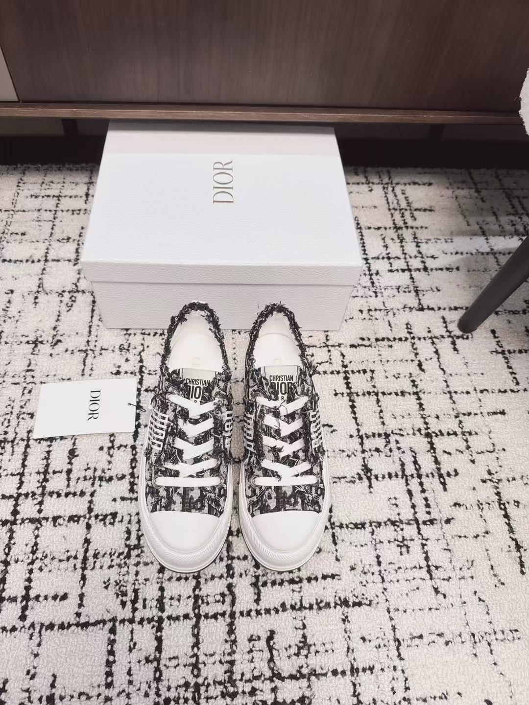 NO:238621,Purchase grade Dior 2025Walk'n series Presbyterian embroidery thick-soled canvas shoes casual sneakers Original purchase and development Made this Walk'n'Dior thick-soled sneakers are a fashionable item that enhances the style of the series. Oblique printed cotton embroidered upper, paired with comfortable thick-soled soles, tongue and Christian Dior Paris logo laces. It can add fashionable temperament to various casual looks Fabric: Original custom imported Oblique printed embroidery Inner: Imported soft sheepskin lining Outsole: Original exclusive mold-open TPU material Sole thickness: 4.5CM Size#35-40 (40 custom made non-return), casual shoes/sports shoes, dior, dior, sneakers, sheepskin19860909代购级 Dior迪奥2025Walk'n系列 老花 刺绣 厚底帆布鞋 休闲运动鞋 原版购入开发 做货 这款 Walk'n'Dior 厚底运动鞋是一款时尚单品,提升该系列的格调. Oblique 印花棉质刺绣鞋面,搭配舒适厚底、鞋舌和 Christian Dior Paris 标志鞋带. 可为各式休闲造型增添时髦气质 面料: 原版定制进口Oblique 印花刺绣 内里: 进口柔软羊皮里 大底: 原版独家开模TPU材质 底厚: 4.5CM Size#35-40（40 定做不退换）,休闲鞋/运动鞋,dior,dior,sneakers,sheepskin,Women's Shoes