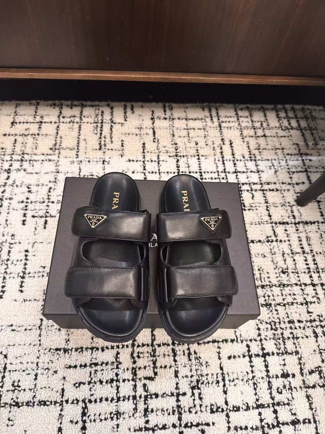 NO:238606,Prada 2025 spring and summer new sandals Roman thick-soled Velcro sandals Slippers Latest catwalk style, classic upgrades Comfort and fashionable coexist. Each color matches are good, design matches different styles. Original custom cowhide cowhide. Lift: Original custom sheepskin lining, cowhide, footbed, original unsole mold-opening and anti-slip sole Shoe size: 35-40, slippers, prada, prada, sandals, slippers, cowhide, sheepskin19860909Prada 普拉达2025春夏新款凉鞋 罗马厚底魔术贴凉鞋 拖鞋 最新走秀款,经典升级 舒适度与时髦度并存 每个颜色搭配都好看,设计搭配不同风格需求 鞋面原版定制牛皮 内里: 原版定制羊皮内里,牛皮 垫脚 大底原版开模防滑大底 鞋码: 35-40,拖鞋,prada,prada,sandals,slippers,cowhide,sheepskin,Women's Shoes