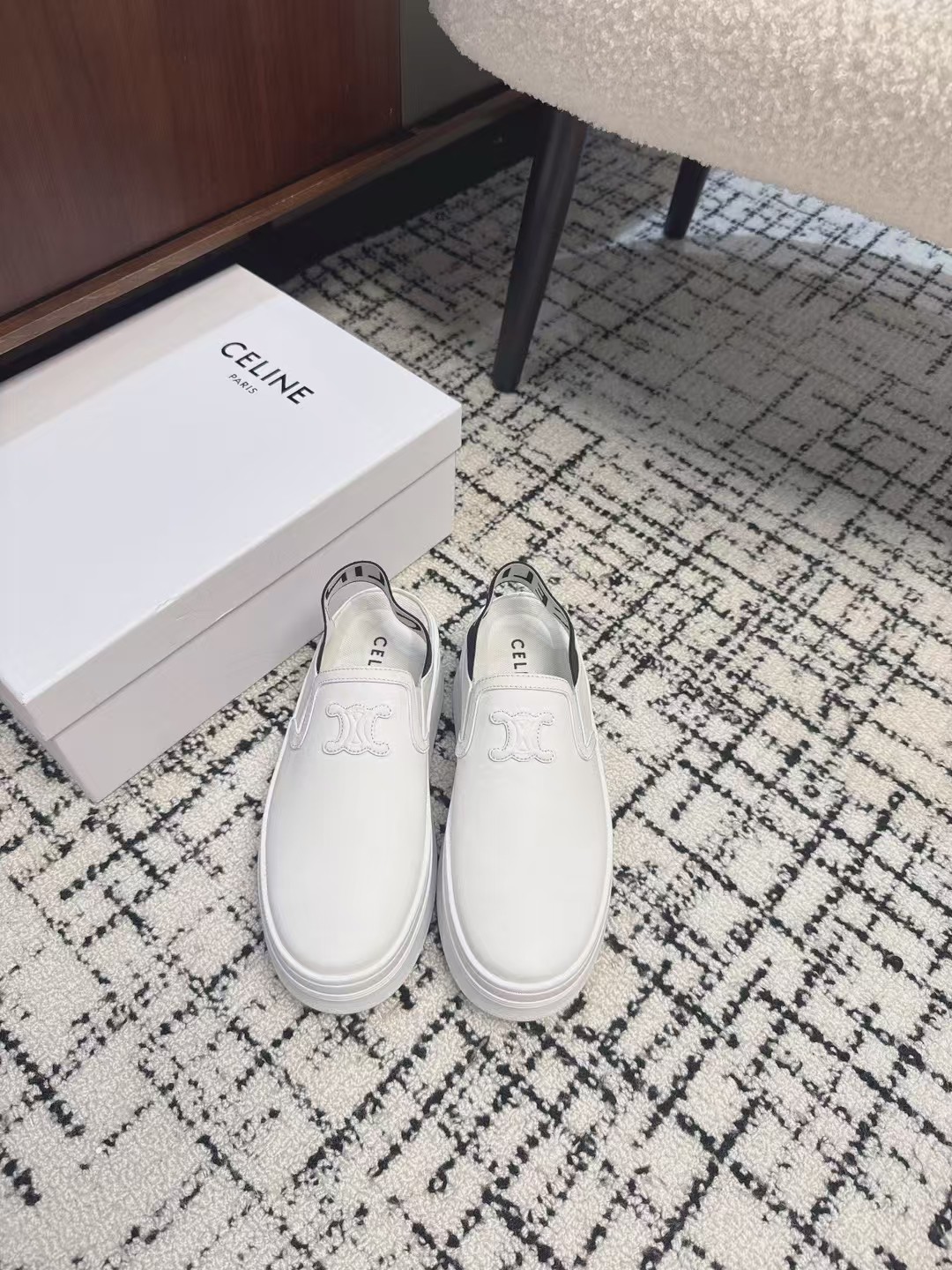 NO:238594,Purchase level Celine Arc de Triomphe 25ss Spring and summer new style semi-slippers full of high-end feel. Internet celebrity ins grass planting artifact, very retro style, full of aura, very novel design style, high-end and very comfortable. Height-enhancing artifact The imprinted celine logo highlights the brand charm. Fabric original cowhide/heel webbing logo/wool inner sheepskin. Outsole original outsole Size#35-40 (40 custom made), semi-torch, celine, celine, slippers, cowhide, sheepskin19860909代购级 Celine 赛琳 凯旋门 25ss 春夏新款 半拖鞋 高级感十足 网红ins种草神器、非常复古风、气场十足单品、设计风格非常新颖、高档且非常舒适. 增高神器 压印celine标志彰显品牌魅力 面料原版牛皮/后跟织带logo/毛内里羊皮 大底原版大底 Size#35-40（40定做）,半拖,celine,celine,slippers,cowhide,sheepskin,Women's Shoes