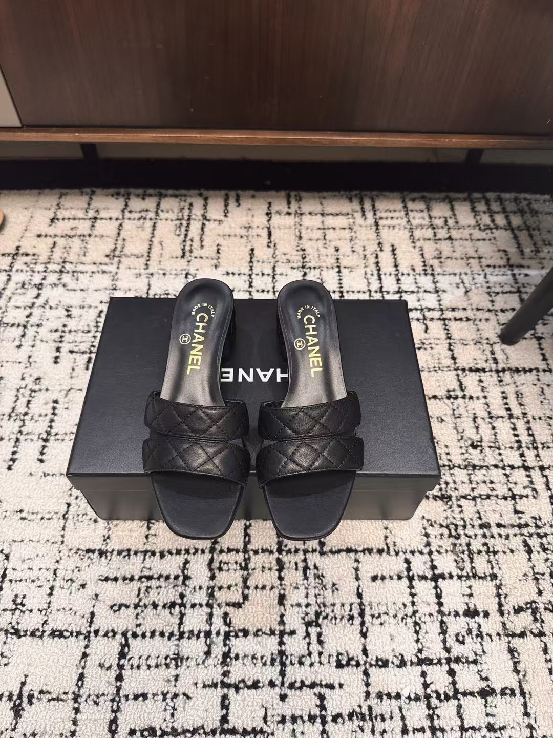 NO:238591,The purchasing agent chanel 25ss Chanel edge rust slippers early autumn series is launched, this season's Xiangjia small hit!  I really love it at first sight, the classic color combination is perfect!  It is really unique and is the biggest highlight of this shoe. It is eye-catching but not exaggerated. It is super cool everyday. It is super versatile no matter whether it is paired with pants, sweatshirts or skirts. It looks good no matter how you wear it. The more you look at it, the more you like it! Imported cowhide upper, mixed-bred sheepskin, outsole, Italian leather outsole Size#35-40 (40 customized, no return or exchange), slippers, chanel, chanel, chanel, slippers, hoodie, sweatshirts, skirts, cowhide, sheepskin, Leather soles19860909代购级 chanel 25ss 香奈儿棱格电锈 拖鞋早秋系列火爆上新,这一季香家小爆款！ 真的一眼爱了,经典拼色完美搭配！ 真的超级有个性,是这款鞋子最大的亮点,醒目而不浮夸的设计,超日常超酷, 无论搭配裤子卫衣或裙子都超级百搭,怎么穿都好看,越看越喜欢! 鞋面进口牛皮 内里混种羊皮 大底意大利真皮大底 Size#35-40（40 订做不退换）,拖鞋,chanel,chanel,chanel,slippers,hoodie,sweatshirts,skirts,cowhide,sheepskin,Leather soles,Women's Shoes