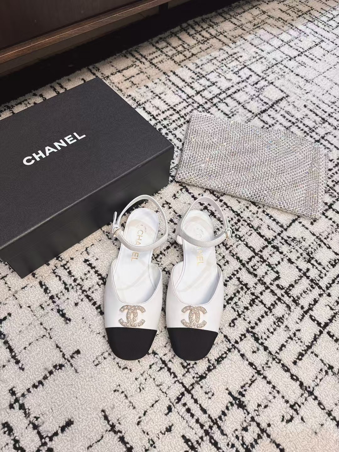 NO:233525,CHANEL Chanel spring and summer show hollow sandals. At first glance, they were planted and dressed freely according to the weather changes!  Put on socks and make you cute single shoes in spring and summer!  The magic princess's upper is made of mixed-bred sheepskin inner tiptoe silk sheepskin. The feet feel super comfortable. The leather is very soft and skin-friendly. Heel height 2.5CM imported genuine leather sole from Italy Size35-41 (customized by 40 41), sandals, chanel, chanel, sandals, sheepskin, Leather soles19860909CHANEL香奈儿春夏秀款中空凉鞋 第一眼看上就被种草了根据天气变化自由穿搭！套上袜套春夏秒变可爱单鞋！秒变魔法公主鞋面采用混种羊皮内里踮脚丝绸羊皮 脚感超级舒服 皮料非常柔软亲肤 跟高2.5CM意大利进口真皮大底 Size35-41（40 41定制）,凉鞋,chanel,chanel,sandals,sheepskin,Leather soles,Women's Shoes