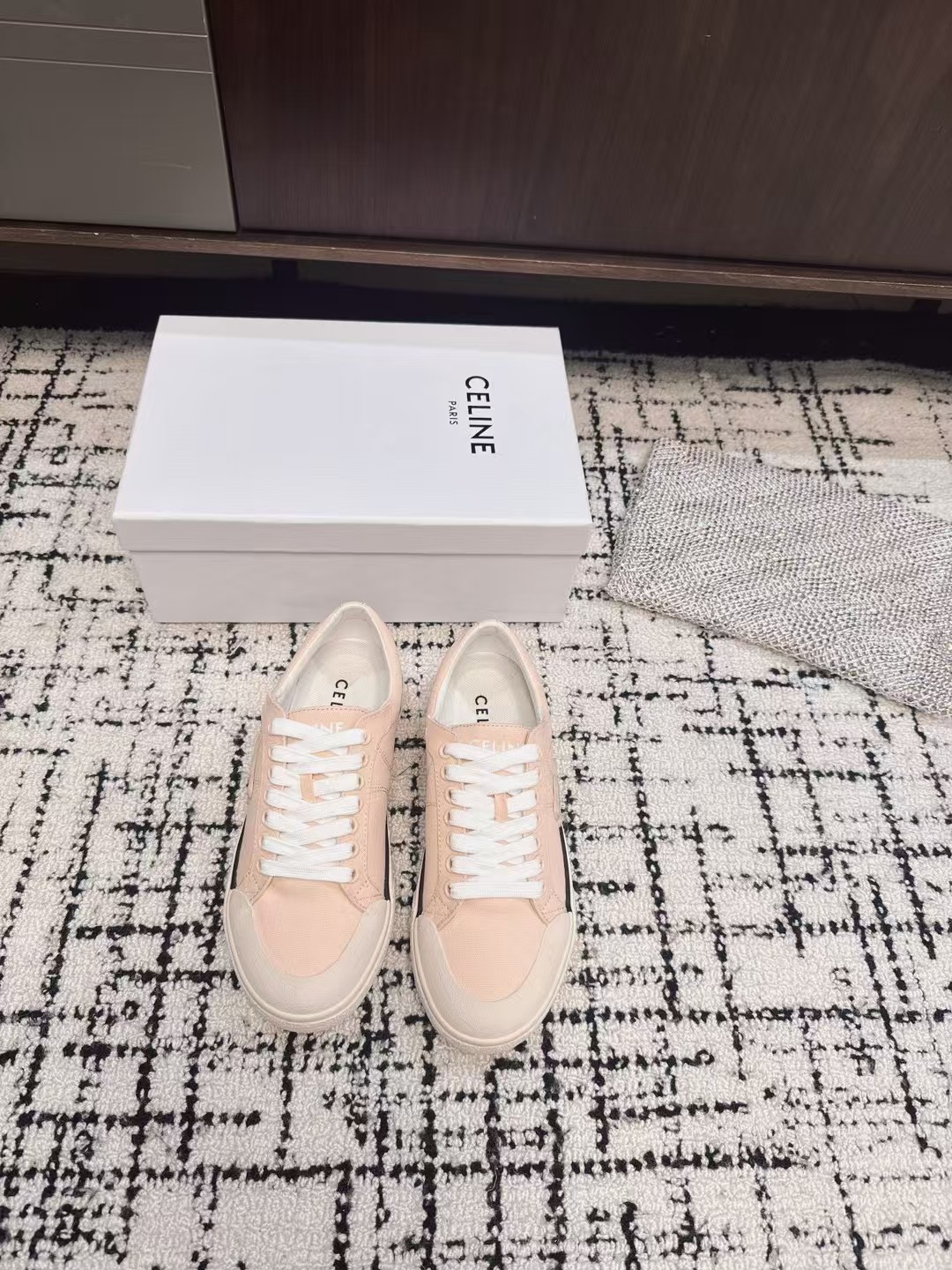 NO:233508,Purchase grade CELINE CELINE RUNNER CR-03 sports shoes tongue and back top are decorated with CELINE logo sports shoes side gravure CR-03 embossed on the back top and side CELINE logo thick-soled bread shoes 2025 spring and summer new women's Arc de Triomphe logo lace-up 356853 simple and comfortable, clean and neat, increasing height and making legs thin. Whether it is single or paired with wide-leg pants, high street and retro, we will make CELINE girls. The upper is original fabric, inner lining original inner lining outsole, original molded rubber outsole Size#35-40 (40 customization, no return or replacement), casual shoes/sports, celine, celine, sneakers19860909代购级 CELINE思琳赛琳CELINE RUNNER CR-03运动鞋鞋舌和鞋后帮饰有CELINE标志运动鞋侧面凹印CR-03字样 鞋后帮和侧面压印CELINE标志厚底面包鞋2025春夏新款女凯旋门徽标系带356853简单舒服,干净利落,增高显腿细 无论是单穿还是搭配阔腿裤,高街又复古一起来做CELINE女孩 鞋面原版布面 内里原版内里大底原版开模橡胶大底 Size#35-40（40定制不退不换）,休闲鞋/运动鞋,celine,celine,sneakers,Women's Shoes