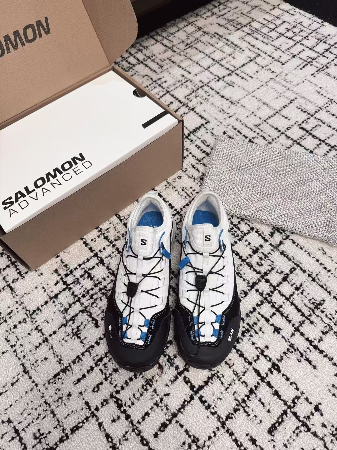 NO:233511,Purchase grade CDG x Salomon Co-branded XT-6 series Thick sole casual sneakers Original purchase and development Continue the brand design genes, integrating simple design and practical technology The joint shoes are still in a simple black and white color scheme, and the brand words on the shoes also reflect a minimalist design style. With the Contagrip rubber thick sole design, the reinterpreted upper part replaces the previous drawstring shoelaces with Pulsar Advanced sole cover outline, and is decorated with details such as mesh, tear-resistant upper, waterproof rubber strips and nylon pull rings Fabric: Original custom imported technology fabric Inner: Original imported breathable mesh Outsole: Original mold-opening ultra-light foam material Size#34-40 (34  40 customized products without return), casual shoes/sports shoes, Dolce & Gabbana, sneakers19860909代购级 CDG x Salomon 萨洛蒙 联名款XT-6 系列 厚底 休闲 运动鞋 原版购入开发 做货 延续品牌设计基因,融合简约的设计和实用的技术性 联名鞋款依旧是黑白简约配色,鞋身上的品牌字样也体现出极简主义的设计风格 搭配Contagrip 橡胶厚底鞋底设计,重新演绎的鞋面部分则以Pulsar Advanced袜套式轮廓替换了之前抽绳鞋带 并饰有网眼、抗撕裂材质鞋面、防水胶条以及尼龙拉环等细节 面料: 原版定制进口科技面料 内里: 原版进口透气网里 大底: 原版开模超轻发泡材质 Size#34-40（34 40订做不退换）,休闲鞋/运动鞋,Dolce&Gabbana,sneakers,Women's Shoes