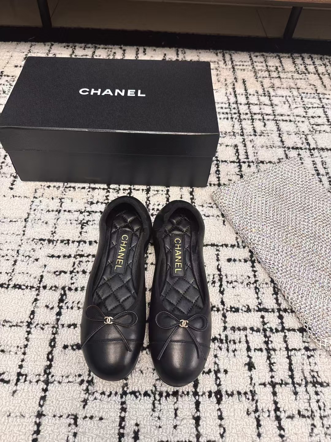 NO:233516,Purchase grade CHANEL Xiaoxiang 25ss Spring and summer toe-embroidered double C logo embellishment, ballet shoes, like a necklace on the goddess' neck, the foot wrapping is very good, and the heels look slimming, it is really super exquisite!  The retro Mary Jane is so good. I personally like the classic combinations the most, which have the feeling of a retro 1980s little fragrance. The style is novel and fashionable, and the craftsmanship is perfectly presented. The mixed-bred sheepskin design is so beautiful that it is unrecognizable to relatives. It looks slim and white. I think the imported mixed-bred sheepskin fabric has clear and soft leather, which is very high-end/imported patent leather. The inner footbed sheepskin is soft and delicate, super comfortable and high-end luxury!  Size#35-40 (40 custom made non-return and exchange), ballet shoes, chanel, mary jane, necklace, sheepskin19860909代购级 CHANEL小香 25ss 春夏鞋头电绣双C logo点缀,芭蕾舞鞋 宛如女神脖子上的项链,上脚包裹性非常好,上脚跟显瘦,真的是超级精致！ 复古的玛丽珍太对味了,个人最喜欢好经典的搭配,颇有80年代复古小香风的感觉,款式新颖时尚,工艺完美呈现,混种羊皮设计,美到六亲不认,很显瘦显白,我觉得 面料进口混种羊皮,皮纹清晰柔软,非常高级感/进口漆皮 内里垫脚羊皮,柔软细腻,超级舒适亲夫,高端奢华！ Size#35-40（40 定做不退换）,芭蕾舞鞋单鞋,chanel,mary jane,necklace,sheepskin,Women's Shoes