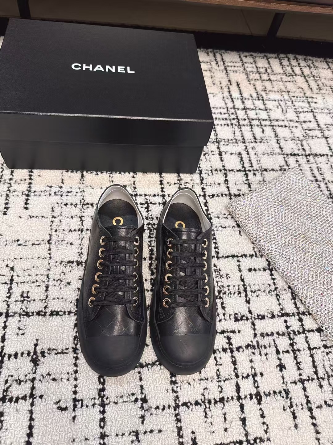 NO:233514,Purchase grade Chanel 25ss biscuit shoes. The highest version has been developed for several months. The counter top casual sneakers. This classic design has a variety of craftsmanship and electric embroidery styles. The sole is fashionable and sporty. It has an extraordinary variety of color matching elements... The diversified mix and match is very beautiful and versatile, casual, fashionable, sports, and outdoors. The upper uses original top layer cowhide. The inner layer uses sheepskin. The sole is based on the original TPU combination sole. Size#35-40 (40 custom made without return or exchange), casual shoes/sports shoes, chanel, chanel, sneakers, cowhide, sheepskin19860909代购级 Chanel香奈儿25ss 饼干鞋 开发了几个月最高版本终于出来了 专柜顶级休闲款运动鞋 这款经典设计 鞋面多种工艺电绣的风格 大底却时尚运动 不平凡的拥入了多种配色元素…… 多元化混搭非常好看百搭,休闲,时尚,运动,户外都能兼顾…… 鞋面采用 原版头层牛皮 内里采用 羊皮 大底根据 原版TPU组合大底 Size#35-40（40定做不退换）,休闲鞋/运动鞋,chanel,chanel,sneakers,cowhide,sheepskin,Women's Shoes