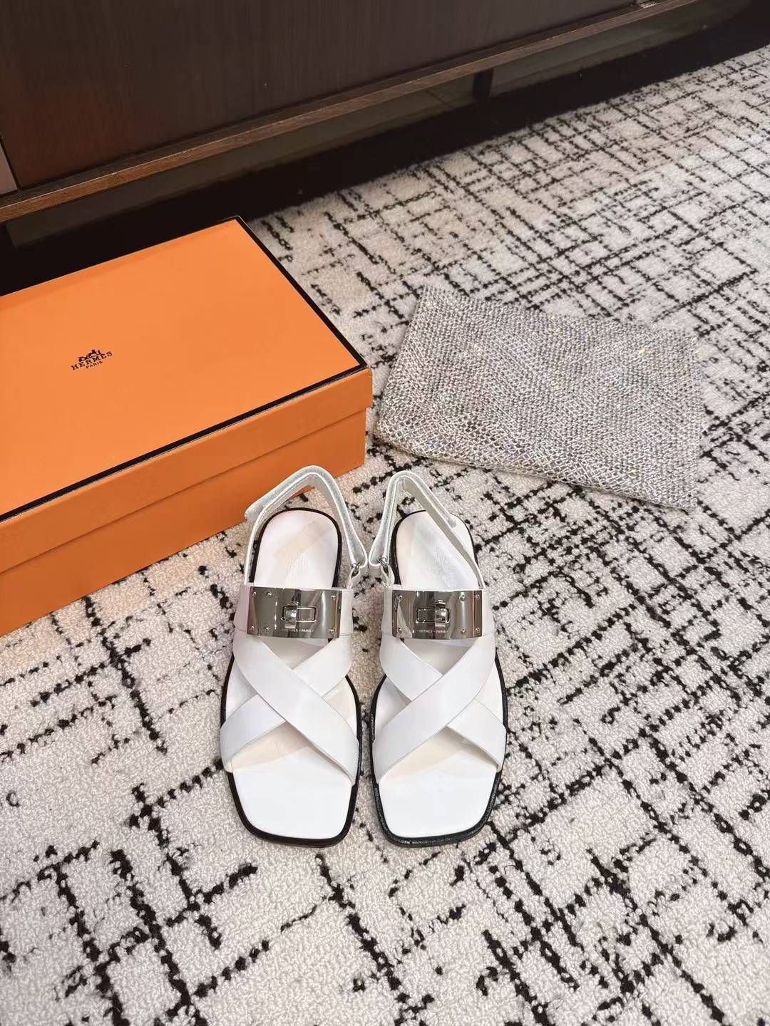 NO:233505,Hermes Hermes Spring and Summer Latest Hardware Sandals, Cabinet Cabinet is very difficult to match, Classic square-headed version, highly recognizable hardware, Super versatile and stylish on the feet, many celebrities, celebrity grass, must-have in spring and summer, casual and comfortable and high-end feel, super comfortable and unscrewed on the feet, imported frosted calfskin, mixed-bred sheepskin, Italian leather outsole, original full package Size35-41 (40 41 custom made without return or exchange), sandals, hermes, hermes, sandals, cowhide, sheepskin, Leather soles19860909Hermes爱马仕春夏最新五金扣凉鞋 柜柜超难配货 经典的方头版型 搭配极具辨识度五金 上脚超级百搭好看时髦 超多明星网红种草 春夏必备 随意舒适高级感 上脚超级舒适不勒脚 鞋面进口磨砂小牛皮 混种羊皮里 意大利真皮大底 原版全套包装 Size35-41（40 41定做不退换）,凉鞋,hermes,hermes,sandals,cowhide,sheepskin,Leather soles,Women's Shoes