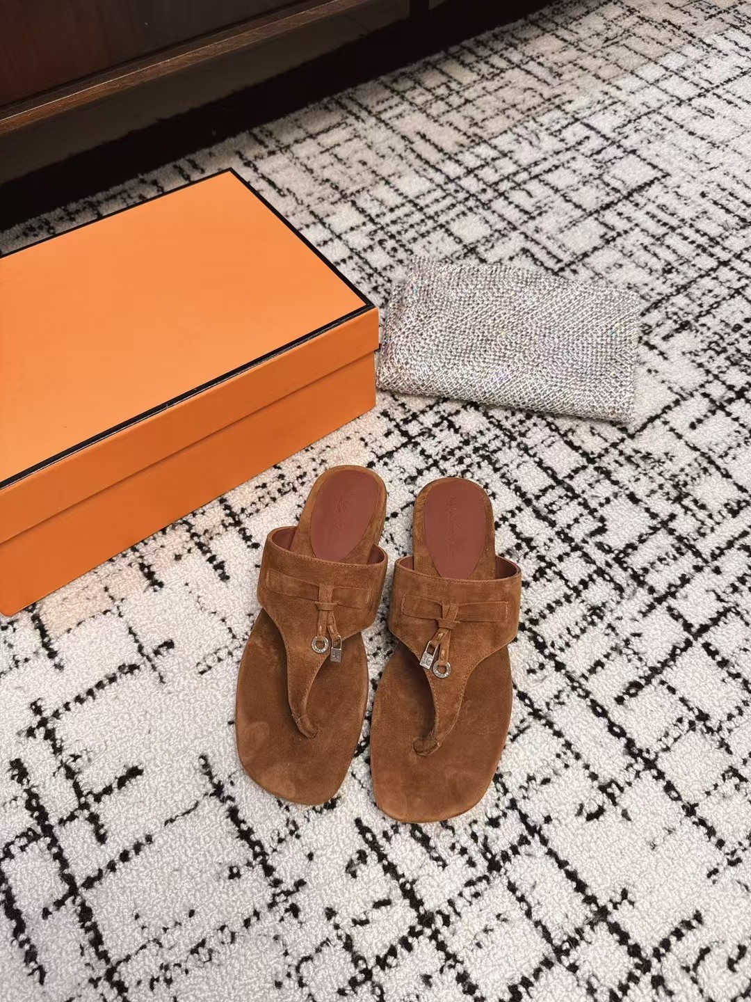 NO:233503,Loro Piana Spring and Summer Series lp top version British foot-climbing slippers It turns out that this is the legend that you won’t be tired even if you walk 20,000 steps. The foot-climbing sandals will hold the appearance and feel of the feet. If you won’t grind your feet, it’s nice and soft soles. You won’t be tired after daily use. Who can refuse a pair of versatile and beautiful loafers? It’s simply too temperament, and you will grasp the feel of the feet and texture. The key is to make your legs look longer and not tired. The main one is just right!  Imported suede with inner lining original suede outsole Italian leather outsole Size35-41 (40 41 custom made without return or replacement), split-toed shoes, loro piana, loro piana, loafers, sandals, slippers, chamois leather, Leather soles19860909Loro Piana春夏系列 lp顶级版本 英伦夹脚拖鞋 原来这就是传说走两万步都不会累脚的夹脚凉鞋把颜值和脚感都拿捏住了不会磨脚就很nice搭配软软糯糯的鞋底,日常通行久穿不累哦 谁能拒绝得了一双百搭又好看的乐福鞋呢 简直不要太气质,脚感和质感都拿捏,关键是显腿长不累脚,主打的就是一个刚刚好！材质进口麂皮 内里原版麂皮 大底意大利真皮大底 Size35-41（40 41 定制不退不换）,分趾鞋,loro piana,loro piana,loafers,sandals,slippers,chamois leather,Leather soles,Women's Shoes