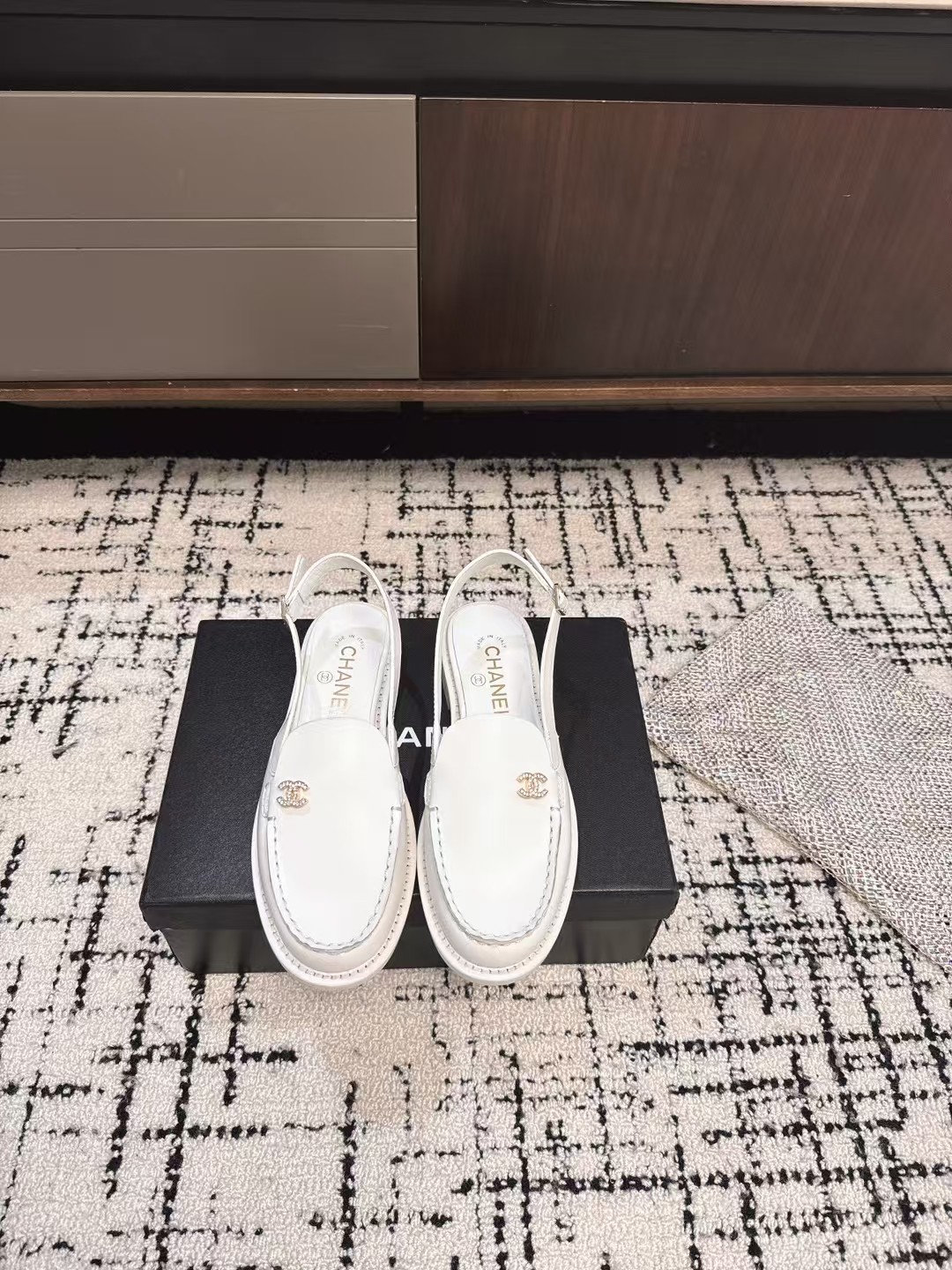 NO:233499,Chanel Chanel 25P spring and summer new loafers, new goddess series, with the elegant and famous temperament of Xiangjia, super durable, irresistible, heart-wrenching... The upper imported side beads imported imported original mold opening hardware logo, mixed-bred sheepskin, outsole Italian leather outsole Size35-41 (40 41 custom made without return or exchange), loafers, chanel, chanel, chanel, loafers, sheepskin, Leather soles19860909Chanel香奈儿25P春夏新款乐福鞋 上新 女神系列,拥有香家特色优雅名媛气质,超级耐看,让人无法抗拒,心动ing……鞋面进口开边珠 进口原版开模五金logo 内里混种羊皮 大底意大利真皮大底 Size35-41（40 41定做不退换）,乐福鞋,chanel,chanel,chanel,loafers,sheepskin,Leather soles,Women's Shoes