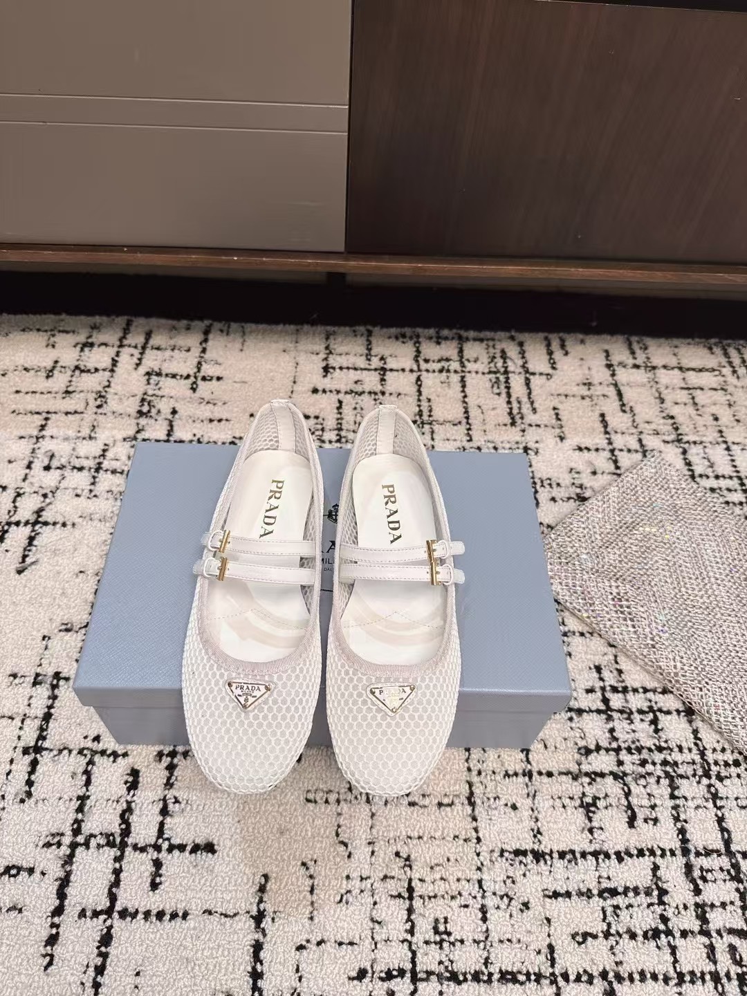 NO:233519,RRADA Prada show spring and summer ballet shoes P home integrates the agility of ballet into daily life. It uses modern brushstrokes to portray the classic outline of dance shoes!  Super soft patent leather sheepskin leather ballet shoes. Draw inspiration from classic Japanese shoes. Simple but not complicated, suitable for a variety of styles. Sporty and fashionable. Upper mixed-bred sheepskin inner water dyed sheepskin outsole original open mold PV sole Size35-41 (40 41 customized without return or exchange), ballet shoes, prada, sheepskin19860909RRADA普拉达秀款春夏芭蕾舞鞋  P家以芭蕾的灵动意韵融于日常. 以现代笔触刻画舞鞋经典轮廓！超软的漆皮羊皮皮质款芭蕾舞鞋. 从经典日式鞋履汲取灵感. 简而不繁适合多种造型. 步履之间灵动时髦.鞋面混种羊皮 内里水染羊皮里 大底原版开模PV大底 Size35-41（40 41订做不退换）,芭蕾舞鞋单鞋,prada,sheepskin,Women's Shoes