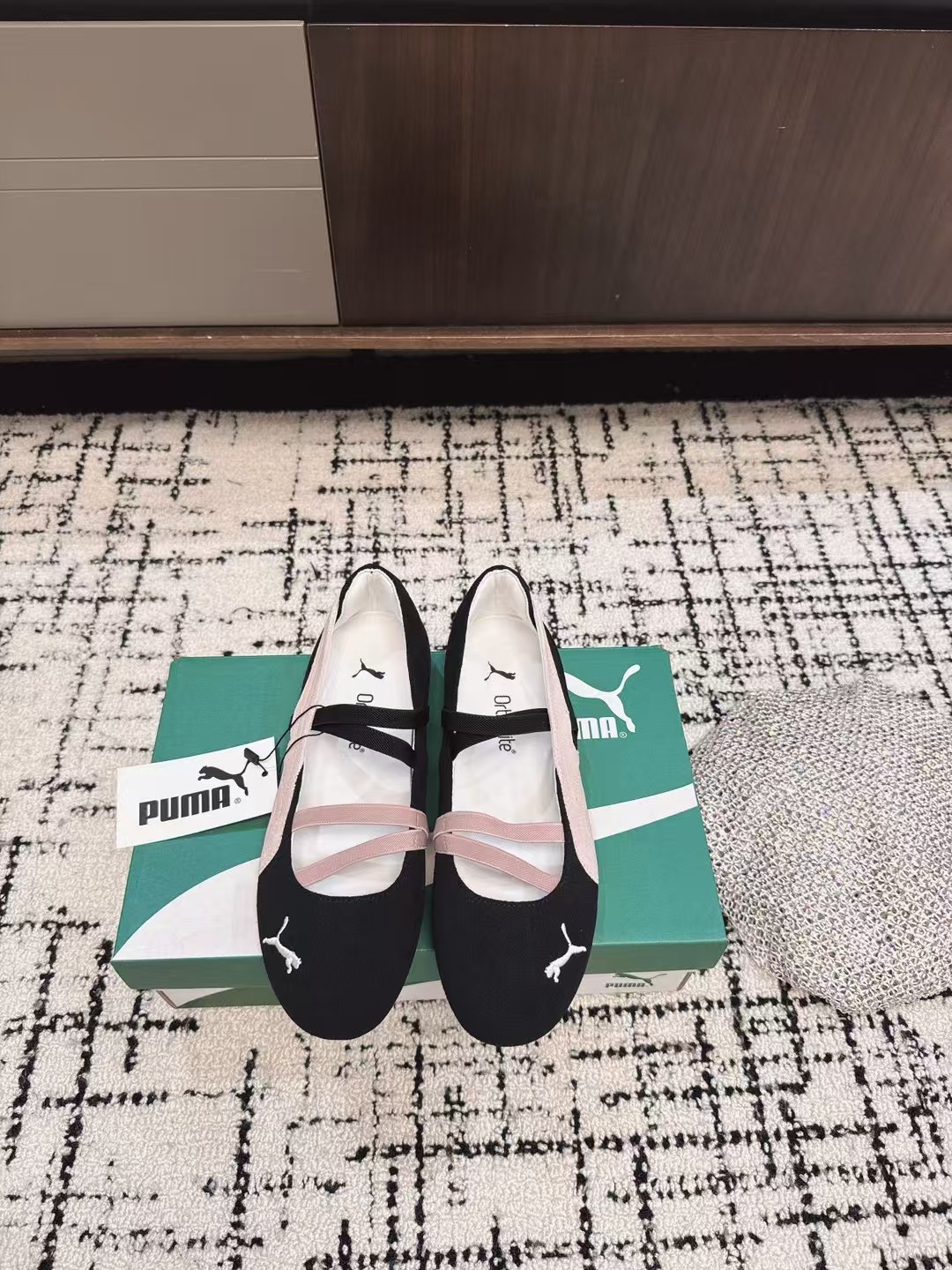 NO:233522,Purchasing grade Puma 25ss Mary Jane The perfect fusion of fashion and sports Fenty's collaboration with Puma is undoubtedly a passionate collision between fashion and sports!  This unique fashion vision and Puma's sports tradition perfectly combine, bringing you an unprecedented sense of luxury, which is simply amazing!  Size#35-40 (40 custom made without return), ballet shoes, fendi, mary jane19860909代购级 Puma 25ss 玛丽珍 时尚与运动的完美融合 Fenty 与彪马的联名无疑是一次时尚与运动的激情碰撞！ 这个独特 的时尚视野与彪马的运动传统完美结合,为您带来前所未 高级感满满,简直不要太赞！ Size#35-40（40订做不退换）,芭蕾舞鞋单鞋,fendi,mary jane,Women's Shoes