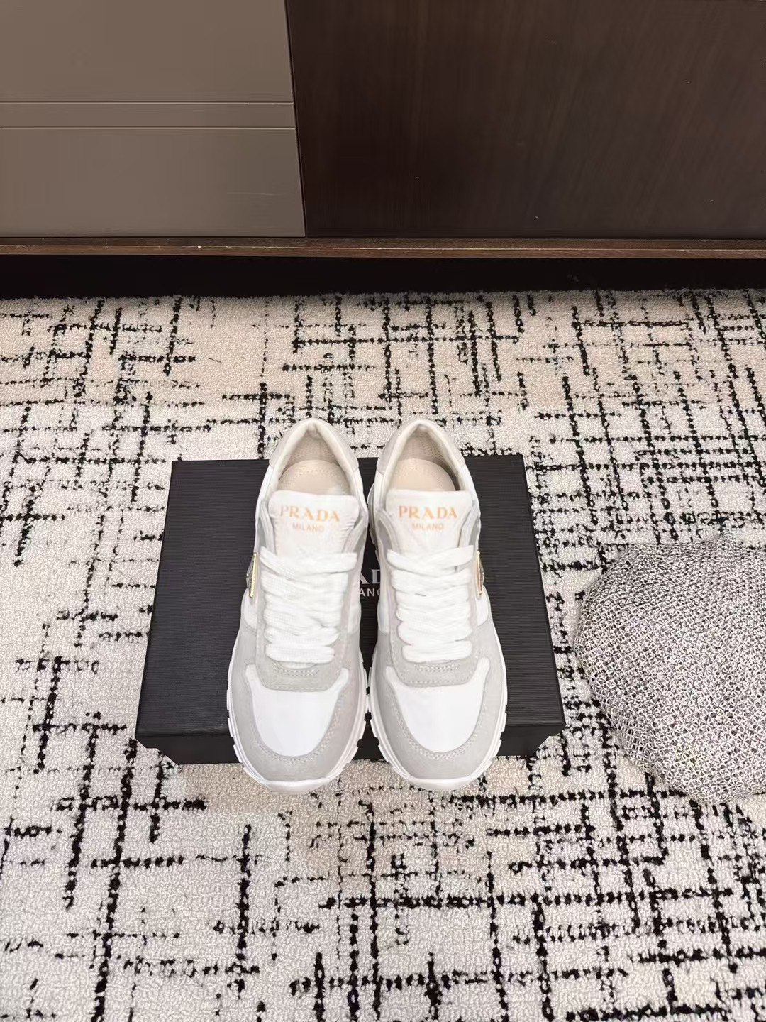 NO:233513,Prada 25ss thick sole, white shoes, casual sneakers, this sneaker continues the long-lasting outline and is a new classic item. It is carefully crafted with suede squeezing, which enhances the style. The style is light and matched with a triangle buckle logo and thick sole. It is suitable for all seasons and can be matched with various casual styles. In an era when various styles are filled with the eyes, the one that can be matched for a long time is the one that captures people's hearts little by little. Fabric: imported suede Inner: sheepskin Outsole: Eva ultra-light original outsole Size#35-40 (40 custom made without return or exchange), casual shoes/sports shoes, prada, prada, sneakers, sheepskin, chamois leather19860909Prada普拉达 25ss 厚底 小白鞋 休闲运动鞋 这款运动鞋延续经久不衰的轮廓,是新款经典单品 采用麂皮挤接 精心制作, 提升格调 款式轻盈,搭配三角扣标志加厚底 四季皆宜,可与各式休闲造型搭配,在各种风格充斥眼球的时代,最能长久陪伴搭配的 一点一点俘获人心的当属小白鞋. 面料: 进口麂皮 内里: 羊皮 大底: Eva 超轻原版大底 Size#35-40（40订做不退换）,休闲鞋/运动鞋,prada,prada,sneakers,sheepskin,chamois leather,Women's Shoes