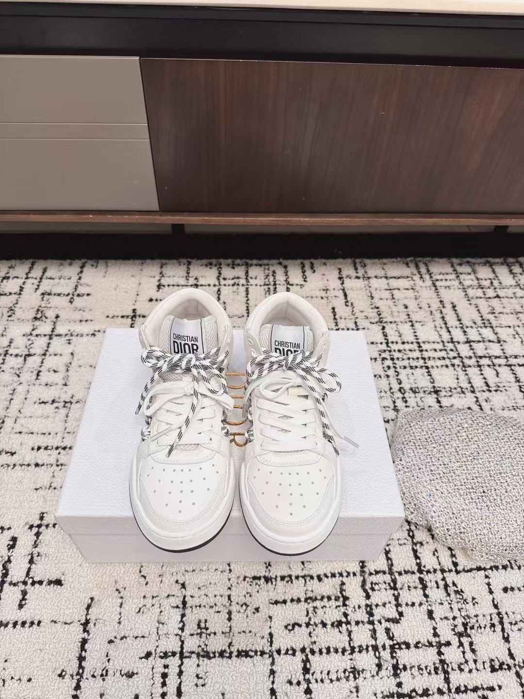 NO:227043,Dior Dior, C'est 25 new college style casual and fashionable high-top sneakers show a striking and fashionable style. Carefully crafted, the hollowed-out design style on the upper side is super fashionable, and the details also add a touch of elegant temperament. The light two-color sole is extremely comfortable and highlights the charm of sports style. It can add fashionable temperament to various casual styles. The tongue and sole are decorated with the Christian Paris logo, Niu Jing with cowhide design style Women's size 35-41, casual shoes/sports shoes, dior, dior, sneakers, cowhide19860909出 迪奥Dior、C ' est 25新款学院风休闲时尚高帮运动鞋 彰显醒目而时尚的风范.精心制作,鞋面侧边镂空设计风格搭配超级时尚,细节也增添一丝优雅气质.轻盈的双色 鞋底舒适非凡,彰显运动风格的魅力.可为各式休闲造型增添时尚气质. 鞋舌和鞋底饰以 Christian Paris 标志,牛京搭配牛皮设计风格 女码35-41,休闲鞋/运动鞋,dior,dior,sneakers,cowhide,Women's Shoes