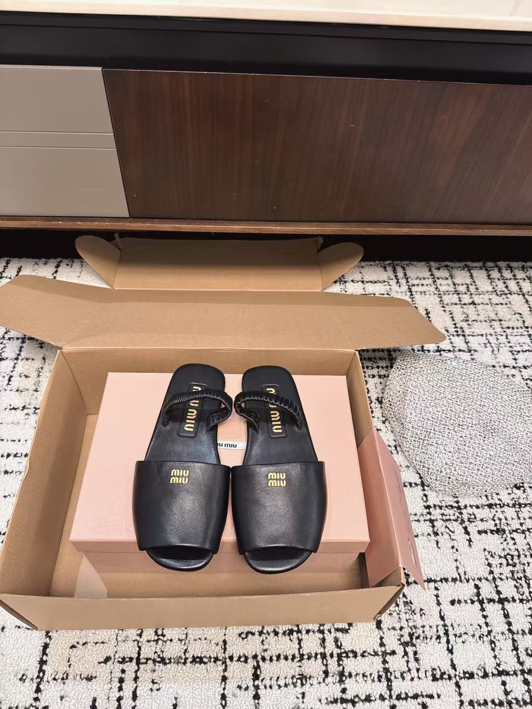 NO:227026,Purchase grade with airplane box Miu Miu 25ss elastic slippers The official websites of major purchasing agents around the world are on the market. The 2025 catwalk is exposed. The very staying Maillard color flat shoes, with avant-garde design and unique style, very textured, soft and comfortable material original custom sheepskin inner sheepskin sole original open mold sole Size#35-40 (40 custom made without return and exchange), sandals, miumiu, sandals, flats, slippers, sheepskin19860909代购级 配飞机盒 Miu Miu 25ss 松紧拖鞋 全球各大代购官网火爆上市. 2025走秀场曝光 非常留行的美拉德配色平底鞋,前卫的设计、独特风格,非常有质感 柔软舒服 材质原版定制羊皮 内里羊皮 鞋底原版开模大底 Size#35-40（40定做不退换）,凉鞋,miumiu,sandals,flats,slippers,sheepskin,Women's Shoes