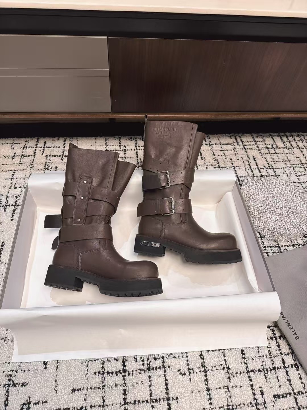 NO:260315,【BALENCIAGA】Balenciaga 2025/Early Spring Martin Boots, Best Shoe King of the Year, Wearable in all seasons, Model production took 2 months, ZP details were restored to the extreme, I was always thinking about it as soon as I was on the counter. YYDS fabric full-grain cowhide, inner footbed cowhide, original private mold ZP rubber sole, 35-41 P Original packaging, boots, balenciaga, balenciaga, boots, cowhide19860909【BALENCIAGA】巴黎世家2025/早春马丁靴  年度最佳鞋王 四季可穿  历时2个月开模制作 ZP细节还原度极致  专柜刚上就心心念念必入款 YYDS  面料全粒面牛皮  内里垫脚牛皮  原版私模ZP橡胶大底  码数35-41  P 原版包装,靴子,balenciaga,balenciaga,boots,cowhide,Women's Shoes