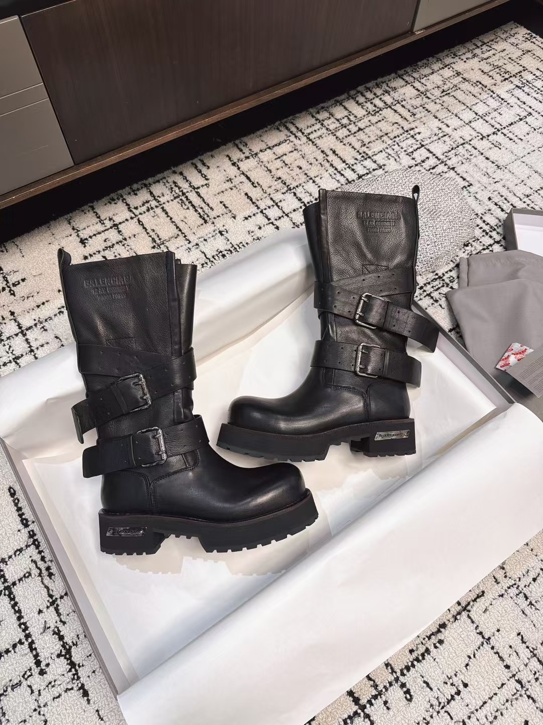 NO:260319,【BALENCIAGA】Balenciaga 2025/Early Spring Martin Boots, Best Shoe King of the Year, Wearable in all seasons, Model production took 2 months, ZP details were restored to the extreme, I was always thinking about it as soon as I was on the counter. YYDS fabric full-grain cowhide, inner footbed cowhide, original private mold ZP rubber sole, 35-41 P Original packaging, boots, balenciaga, balenciaga, boots, cowhide19860909【BALENCIAGA】巴黎世家2025/早春马丁靴  年度最佳鞋王 四季可穿  历时2个月开模制作 ZP细节还原度极致  专柜刚上就心心念念必入款 YYDS  面料全粒面牛皮  内里垫脚牛皮  原版私模ZP橡胶大底  码数35-41  P 原版包装,靴子,balenciaga,balenciaga,boots,cowhide,Women's Shoes