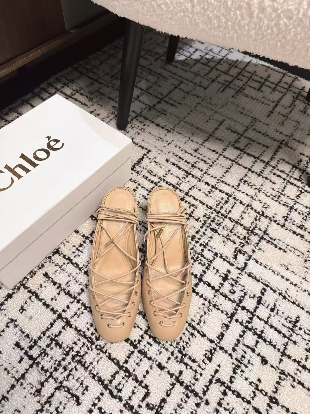 NO:227029,Purchase grade Chloe 25ss New beautiful heels in early spring The minimalist beauty in the fashion industry Classic fashion color scheme The effortless elegance is coming. Fashionable, exquisite, beautiful, Baotou pointed toe, open-edge beads, fashionable and elegant, simple and simple, everyday slippers, beautiful, high-end slippers, this style is super good on the feet and can lengthen the legs. Original fabric cowhide, inner sheepskin inner, outsole genuine leather sole Heel height 6cm Size#35-40 (40 custom made, non-return), sandals, chloe, loewe, sandals, slippers, cowhide, sheepskin19860909代购级 Chloe 蔻依25ss 早春新款绝美跟鞋 时尚界久违的极简之美 经典时尚配色 毫不费力的优雅风来袭 时髦 精致 绝美 包头尖头 开边珠外穿时尚气质简约新款日常拖鞋美出高级感拖鞋这款上脚超好而且可以拉长腿型. 面料原版牛皮,内里羊皮内里 大底真皮鞋底 跟高6cm Size#35-40（40 订做不退换）,凉鞋,chloe,loewe,sandals,slippers,cowhide,sheepskin,Women's Shoes