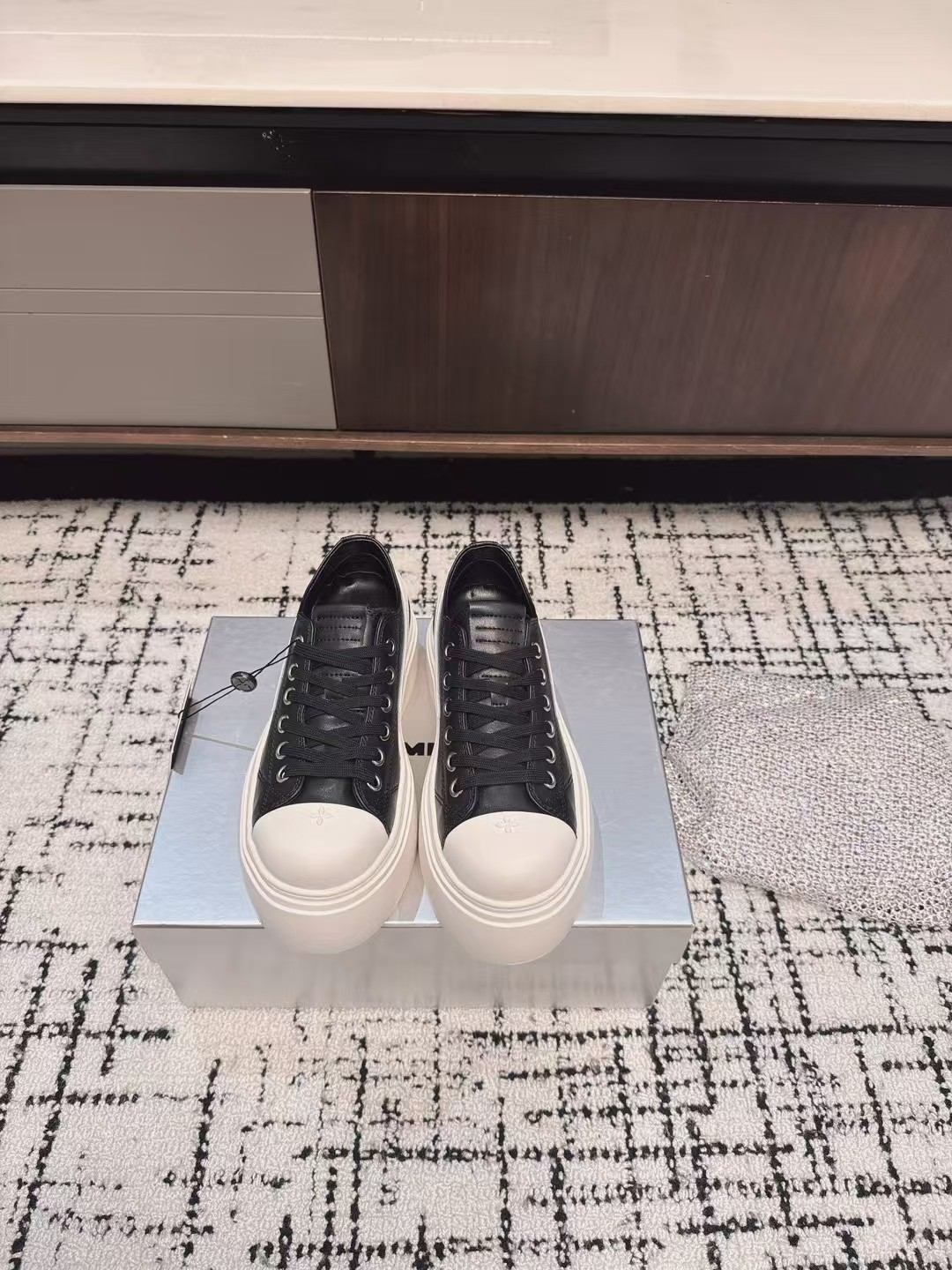 NO:247479,Purchasing grade cloth, leather SMFK Niche trendy brand 25ss Spring and summer new style Crossflower, big toe thick sole, Derby shoes, versatile minimalist style, new work inherits many popular elements of the brand, and is bound to be very popular - canvas casual shoes Super cool, dark and versatile style Made of high-density breathable canvas, equipped with moderately comfortable thick sole, details also ensure that they are safe and easy to move. Original imported custom canvas fabric/cowhide, imported sheepskin, thick sole of inner foot pads, sole 5CM original open molded crossflow molded rubber sole Size: 35-40 (40 custom made without return or exchange), casual shoes/sports shoes, sneakers, cowhide, sheepskin19860909代购级布,皮 SMFK 小众潮牌 25ss春夏新款 十字花 大头厚底 德比鞋 百搭的极简风国潮,新作继承了诸多品牌制胜的流行元素,势必大热—帆布休闲鞋 超级酷 黑暗百搭 风 采用高密度透气帆布而成,配有高度适中的舒适厚底,细节还确保穿着稳妥不易移位 面料原版进口定制帆布面料/牛皮 内里垫脚进口羊皮 底厚5CM 鞋底原版开模十字花成型橡胶大底 Size:35-40（40定做不退换）,休闲鞋/运动鞋,sneakers,cowhide,sheepskin,Women's Shoes