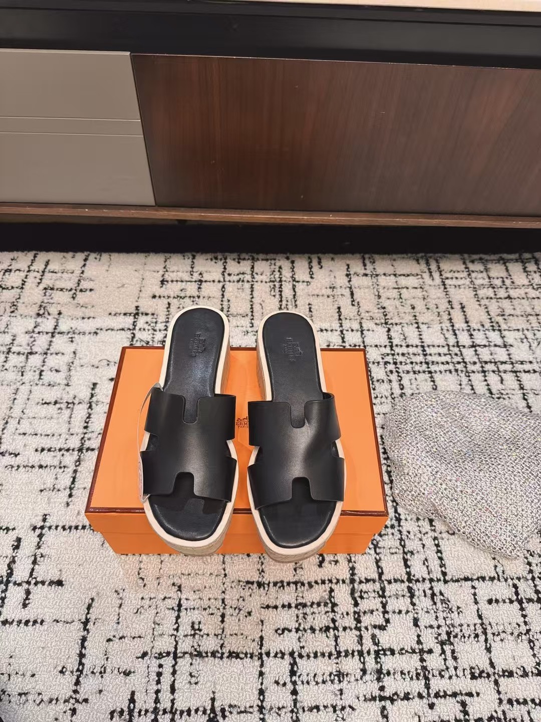 NO:247475,Hermes Spring and Summer Classic H Slippers Classic H Drag, a must-have style every summer!  Every Girl Wish List One of the Must Received!  Daily outfits, or traveling, so you really shouldn’t be too stylish!  All materials are directly original Italian Hermes materials!  The advantage of genuine Italian leather is that it feels very good and keeps the leather soft and delicate while making the shoes very three-dimensional as a whole. How to say it is that the overall look is very stylish!  Don't miss this classic model!  All raw materials Size#35-41 (40 41 custom made without return), slippers, hermes, hermes, slippers19860909Hermes 爱马仕春夏经典款 H拖鞋 经典H拖,每个夏天必入的款式！每个女孩 愿望List必收款之一！日常穿搭,还是出去旅游什么的,真的逼格不要太高！ 所有材料都是直接意大利爱马仕材料原装！ 意大利正品的皮料的好处在于 手感特别好 并且在保持皮料柔软细腻的同时 又会让鞋子整体非常立体 怎么说呢 就是整体非常有型！这样的经典款遇到不要错过！ 全原材料 Size#35-41（40 41订做不退换）,拖鞋,hermes,hermes,slippers,Women's Shoes