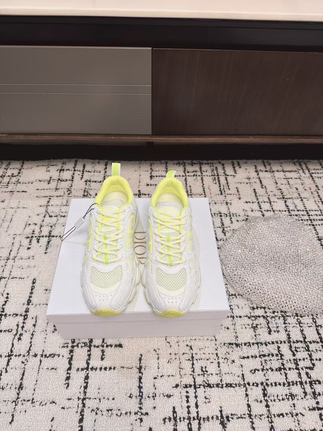 NO:247503,The purchasing agent Dior star model 25ss is the main hot product. The newly released Dior Chrono new casual sports shoes running shoes dad shoes. It's really cool, full of futuristic feeling! It's really cool!  Once again interprets Dior's cool fashion concept, Lucky Star will bless you with good luck, the new EVA sole is super light and soft! The original version is perfectly replicated!  Size#35-41 (40 41 custom made without return), casual shoes/sports shoes, dior, dior, sneakers19860909代购级 Dior 明星款25ss 主推爆品 全新发售的迪奥 Dior Chrono 新款休闲运动鞋跑鞋老爹鞋 真的酷毙了,未来感十足! 真的好飒！再次演绎了迪奥酷时尚的理念,幸运星为你加持好运,全新的EVA鞋底超轻超软!原版完美复刻！ Size#35-41（40 41订做不退换）,休闲鞋/运动鞋,dior,dior,sneakers,Women's Shoes