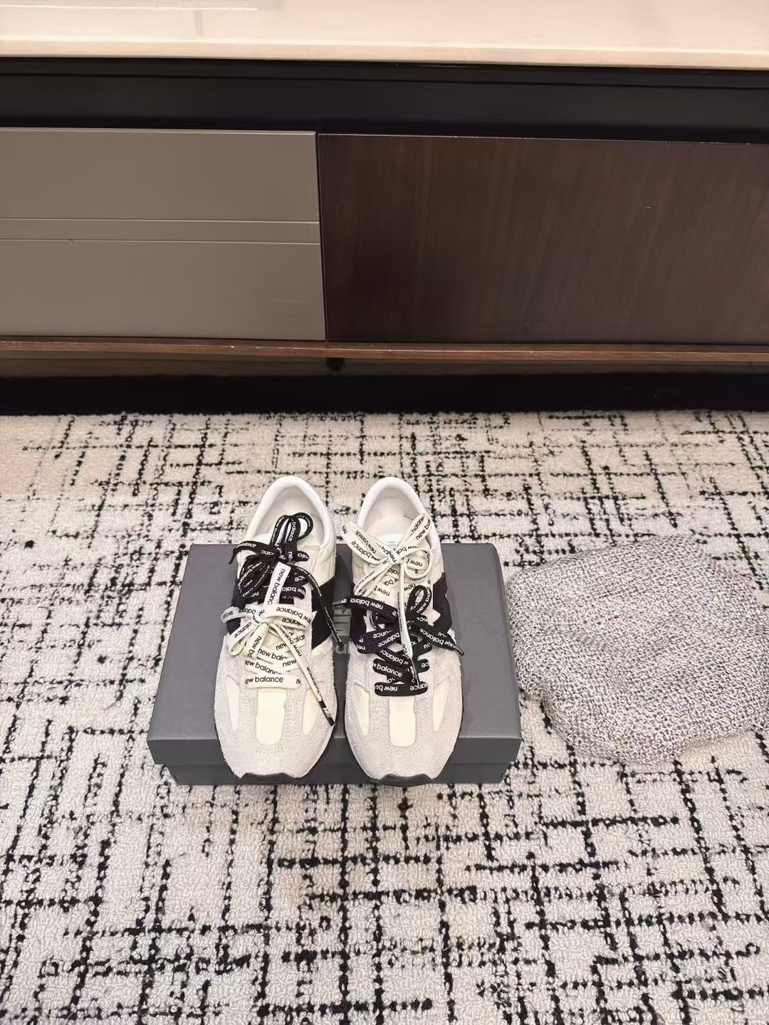 NO:247509,Explosive model MIXC EXPRESS U471x NB GREY co-branded New Balance 471 retro thin-soled shoes ootd fashionable retro color block silhouette, every moment is style' Playful color: Intelligent white* soft purple* vibrant blue* three colors are optional with brand limited color laces, diverse gameplay Details: Slim last and widened shoelace outline the long visual proportions, EVA rubber outsole comfortable footwear feeling Wearing style: Multiple scenes, unlock more possibilities, show your own style, and keep it real and comfortable!  Size 35-41, casual shoes/sports shoes, sneakers19860909出 爆炸款 MIXC EXPRESS U471x NB GREY联名 被按头安利的New Balance 471复古薄底鞋ootd时髦复古拼色廓形,每一刻皆风格' 玩味色彩:智性白*柔和紫*活力蓝*三色可选附赠品牌限定彩色鞋带,多样玩法 细节拿捏:纤细鞋楦及加宽鞋带勾勒修长视觉比例,EVA橡胶大底舒适脚感 穿搭风格:多元场景,解锁更多可能,展现自我风格,保持真实与舒适！35-41码,休闲鞋/运动鞋,sneakers,Women's Shoes