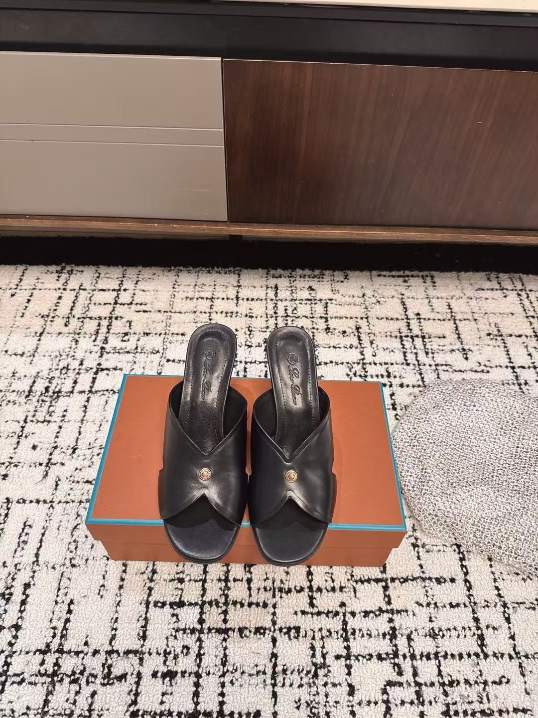 NO:247497,Purchase grade flat sole, wedge LP Loro Piana Top-grade authentic high-end early spring style Sandals Purchase original version 1:1 copy It was founded on April 24, 194. The existing Loro Piana company was the sixth generation of the family business, providing high-quality products for customers who value taste and quality requirements. Imported calfskin fabric The inner lining is imported A-grade sweat-absorbing and breathable Size# Women's 35-41 (40,41 custom made without return), slippers, loro piga, loro piga, slippers, cowhide19860909代购级平底,坡跟 LP Loro Piana 顶级正品级高版早春季款 凉拖 购买原版1:1复制 于194月24日一手创立现有的Loro Piana公司 家族经营至今已是第六代,为讲求品味及对质量有要求的顾客提供上等的优质商品 进口小牛皮面料 内里采用进口A级吸汗透气里 Size#女35-41（40,41订做不退换）,拖鞋,loro piana,loro piana,slippers,cowhide,Women's Shoes