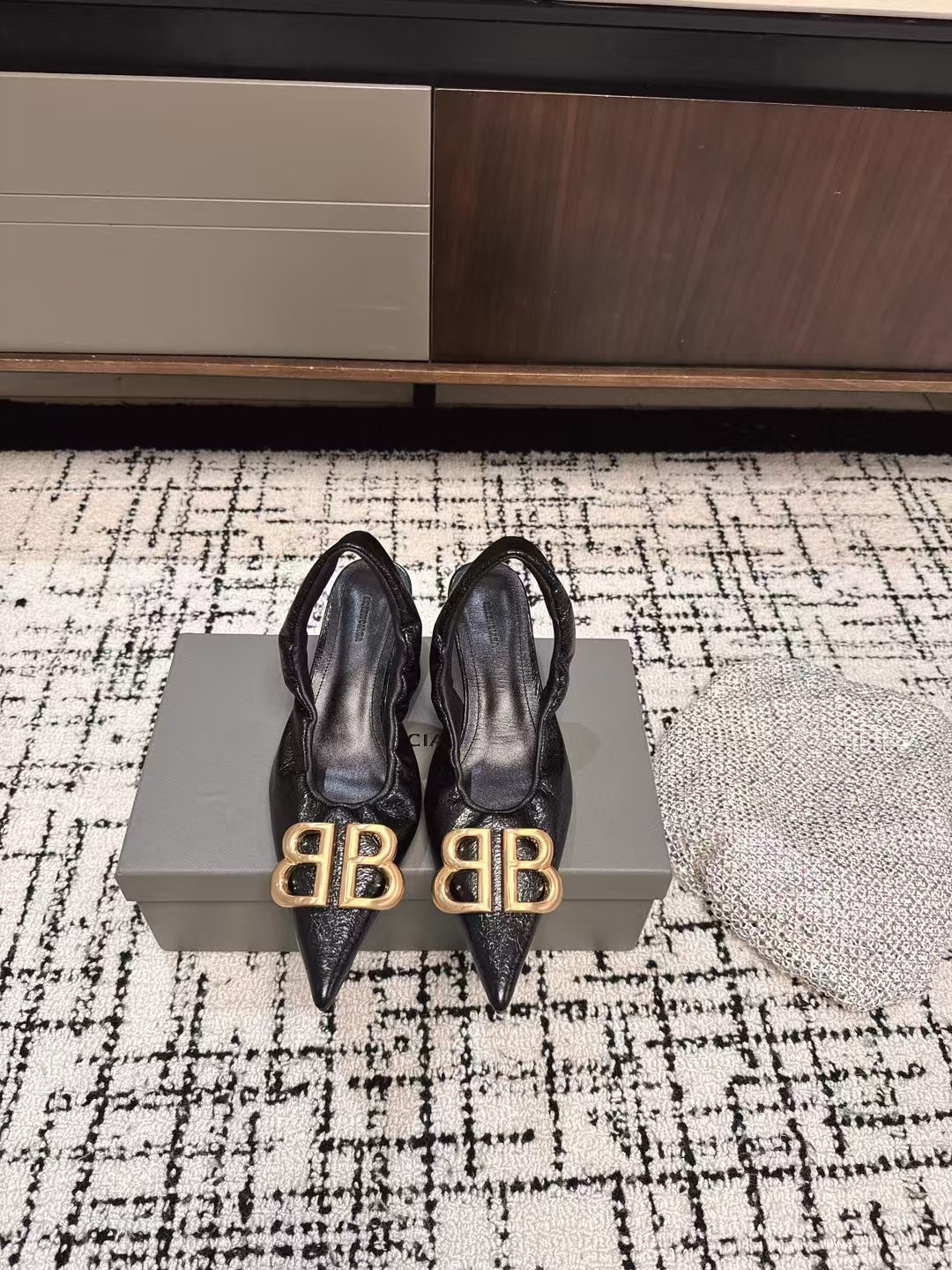 NO:247493,Purchasing grade Balenciaga 25s spring and summer new style, double B-button pointed toe, sandals, single shoes, high heels. The high heels from Balenciaga are very good at grasping women's hearts!  It's so beautiful!  The feet are shining brightly!  And it's very versatile!  This year's new models start to appear in bright and bright colors!  I also hope that women are bright!  !  Imported butter leather, Neli sheep, Outsole, Italian imported leather, Sandals 4.5cm, Single shoes, 8.5cm, Size#35-41 (40 41, customized, non-return, exchange), high heels, balenciaga, balenciaga, sandals, high heels, Leather soles19860909代购级 Balenciaga 25s春夏新款 双B 扣尖头 凉鞋 单鞋 高跟鞋 巴黎世家出的高跟鞋都很会拿捏女人心！简直美呆了！ 上脚熠熠生辉！而且也很百搭！今年的新款开始出现明亮鲜艳的颜色！也希望女性都明媚！！ 材质进口牛油皮 内里羊里 大底意大利进口真皮大底 凉鞋4.5cm 单鞋8.5cm Size#35-41（40 41 订做不退换）,高跟鞋,balenciaga,balenciaga,sandals,high heels,Leather soles,Women's Shoes