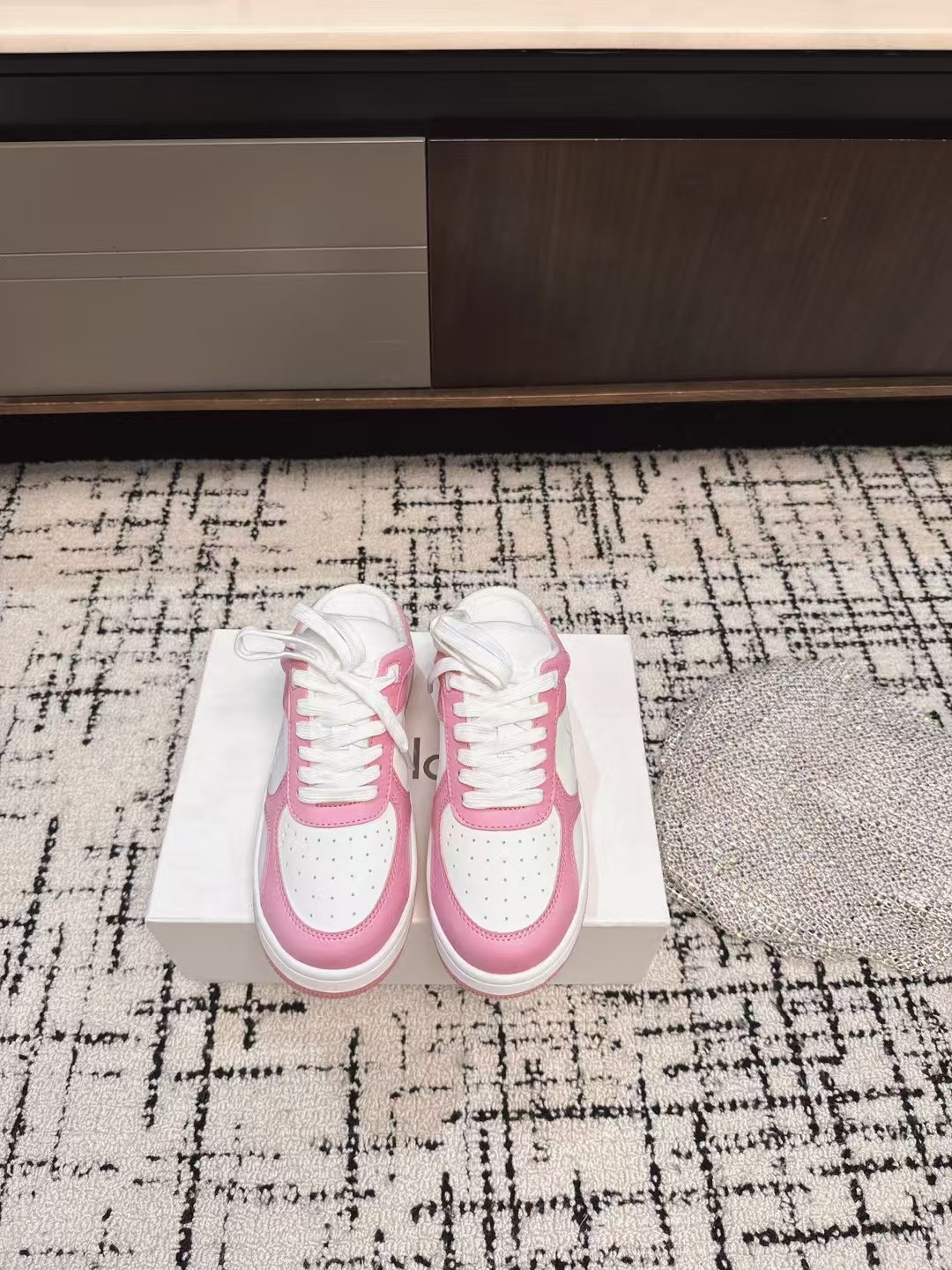 NO:247483,Purchase grade alo25s new spring and summer style color-blocking white shoes thick-soled comfortable and casual style alo understands girls better than Nike!  Super versatile!  And super comfortable!  It's a thick bottom but it's not heavy at all on the feet!  Very lightweight!  It looks better when putting on socks!  And it is recommended by celebrities. It is a model that increases your legs and makes your legs look thinner!  Super suitable for us small girls~ the shoes are also a classic color-blocking and contrasting design with the delicate leather texture on the upper!  !  Material cowhide, inner li sheep, outsole pure natural rubber outsole Size#35-40 (40 custom made without return or exchange), casual shoes/sports shoes, sneakers, cowhide19860909代购级 alo25s 春夏新款 拼色小白鞋厚底舒适休闲款 alo比耐克更懂女生！上脚超级百搭！而且超级舒适！是厚底款但是上脚一点都不沉重！ 非常轻便！套上袜套搭配更好看！而且还是明星同款推荐～上脚增高显腿细！ 超级适合我们小个子女生～鞋子整体也是经典的拼色撞色设计搭配鞋面细腻的真皮纹路肌理感！！ 材质牛皮 内里羊里 大底纯天然橡胶大底 Size#35-40（40定制不退换）,休闲鞋/运动鞋,sneakers,cowhide,Women's Shoes