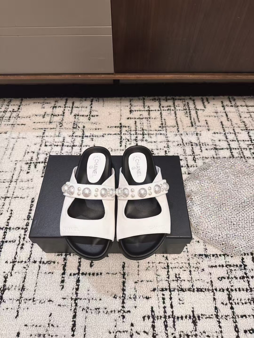 NO:251382,Purchase grade CHANEL 2025 spring and summer new style bag-toe slippers Arc de Triomphe British flat-soled diamond-decorated slippers Simple, elegant and fashionable, unpredictable, it is the classic of the fashion circle that never fades away. The retro British style allows you to wear a different temperament. Original fabric, ten diamond decorations/original mold opening fabric Original: open mold leather sole Size#35-39 (40# custom made without return), slippers, chanel, slippers, Leather soles19860909代购级 CHANEL 2025春夏新款包头拖鞋 凯旋门英伦风平底钻饰拖鞋 简约大气时髦 耐看不过时 是时尚圈永不退潮的经典所在,复古的英伦风格,让你穿出不一样的气质 面料原版面料十钻饰/原版开模布料 原版:开模真皮大底 Size#35-39（40#订做不退换）,拖鞋,chanel,slippers,Leather soles,Women's Shoes