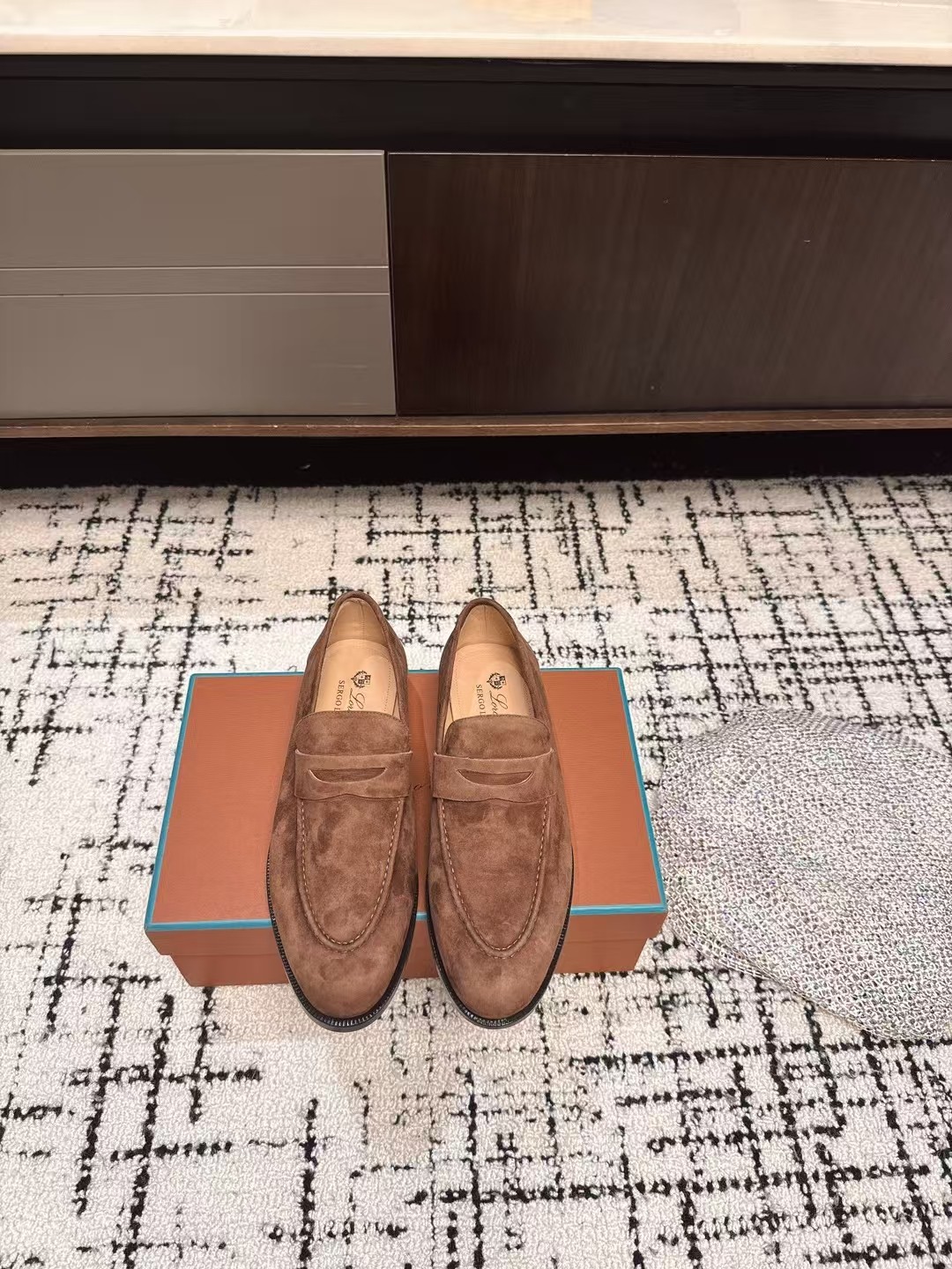 NO:251376,Purchasing grade Loropiana 25ss new classic Gao Mercury Yang Kylefu leather shoes LP has always been designed with easy-to-wear comfort. The old-fashioned style of the past few years is super, this loafer is no exception. The simple design concept is paired with the brand's classic colors to make it look extremely simple!  Really make a pair of items that can be used regardless of age, occupation, or outfit. The leather is made of imported Gao Mercury Yangjing, inner mixed-bred sheepskin Original Italian leather outsole Size#35-41 (40 41 customized without return or exchange), loafers, loro piana, loro piana, loafers, sheepskin, sheep, Leather soles19860909代购级 Loropiana 25ss 新款 经典高丝光羊京乐福皮鞋 LP一直是以好穿舒适为主的设计风格 这几年老钱风穿搭超级 这款乐福鞋也不例外 简约的设计理念搭配品牌经典的颜色做点缀显得格外极简！ 真的做到一双不分年龄不分职业不分穿搭都可以驾驭的单品 皮料选用进口高丝光羊京 内里混种羊皮 原版意大利真皮大底 Size#35-41（40 41订做不退换）,乐福鞋,loro piana,loro piana,loafers,sheepskin,sheep,Leather soles,Women's Shoes