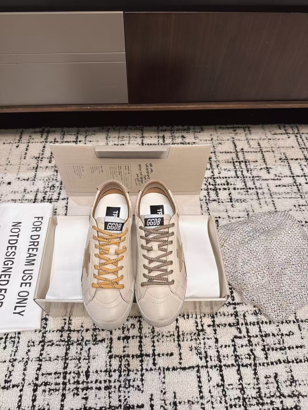 NO:251189,Purchase level GGDB~~Golden Goose 25ss Couple Model German Training Shoes The best version on the entire network is not convinced. #ggdb classic couple model small dirty shoes~~ To the extent that it is popular, white shoes, and all kinds of small dirty shoes are worn!  Celebrity private server demonstration × It’s so versatile!  No need to worry about washing shoes anymore!  Original custom cowhide (the essence of old making) inner towel   cowhide foot pad, original mold opening 3.5cm high-rise latex insole... irregular hand-polished upper, even the soles are polished and worn~~ Size# Women's 35-40 (40 custom made without return or exchange), casual shoes/sports shoes, sneakers, cowhide19860909代购级 GGDB~~Golden Goose 25ss 情侣款 德训鞋 全网最好版本不服来比 # ggdb经典情侣款小脏鞋~~火红程度上怼小白鞋,下踩各类小脏鞋！ 明星私服上脚示范 ×就是这么百搭 ！再也不用担心洗鞋的问题啦！ 鞋面原版定制牛皮（做旧精髓所在）内里毛巾 牛皮垫脚,原版开模3.5cm内增高乳胶鞋垫…… 不规则手工打磨做破鞋面,就连鞋底也是打磨做旧的~~ Size#女35-40（40订做不退换）,休闲鞋/运动鞋,sneakers,cowhide,Women's Shoes