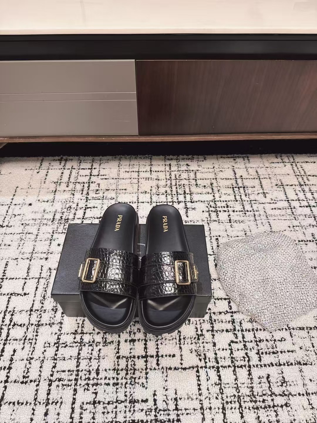 NO:251183,Prada's new spring and summer triangle buckle Velcro slippers, full leather high-end and atmospheric, thick sole paired with diamonds, making the whole pair of shoes full of charm, satisfying a variety of choices for fashionable people in different styles!  The iconic metal triangle logo is matched with the ancient beach slippers, and every design element is on the trendy point!  Size women 35-41 (40.41 no return) men 39-45, slippers, prada, prada, slippers19860909prada普拉达春夏新款三角扣魔术贴拖鞋 全皮高级大气 厚底鞋底搭配全满钻 让整双鞋充满魅力色彩 满足不同风格时髦人士的多种选择！ 标志性金属三角标搭配古沙滩拖鞋造型,每一个设计元素都踩在时髦点上！ 码数女35-41(40.41不退换)男39-45,拖鞋,prada,prada,slippers,Women's Shoes